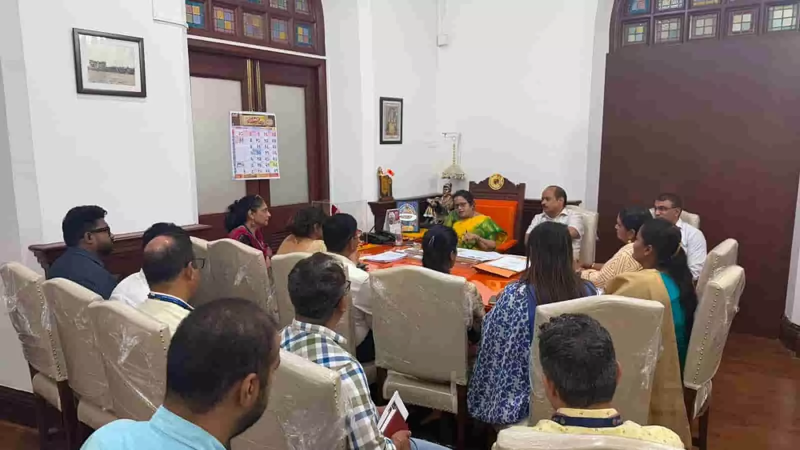 तस्वीर में मुंबई में स्वास्थ्य विभाग की बैठक के दौरान चर्चा करते हुए अधिकारी और नेता नजर आ रहे हैं। तस्वीर में मुंबई में स्वास्थ्य विभाग की बैठक के दौरान चर्चा करते हुए अधिकारी और नेता नजर आ रहे हैं।