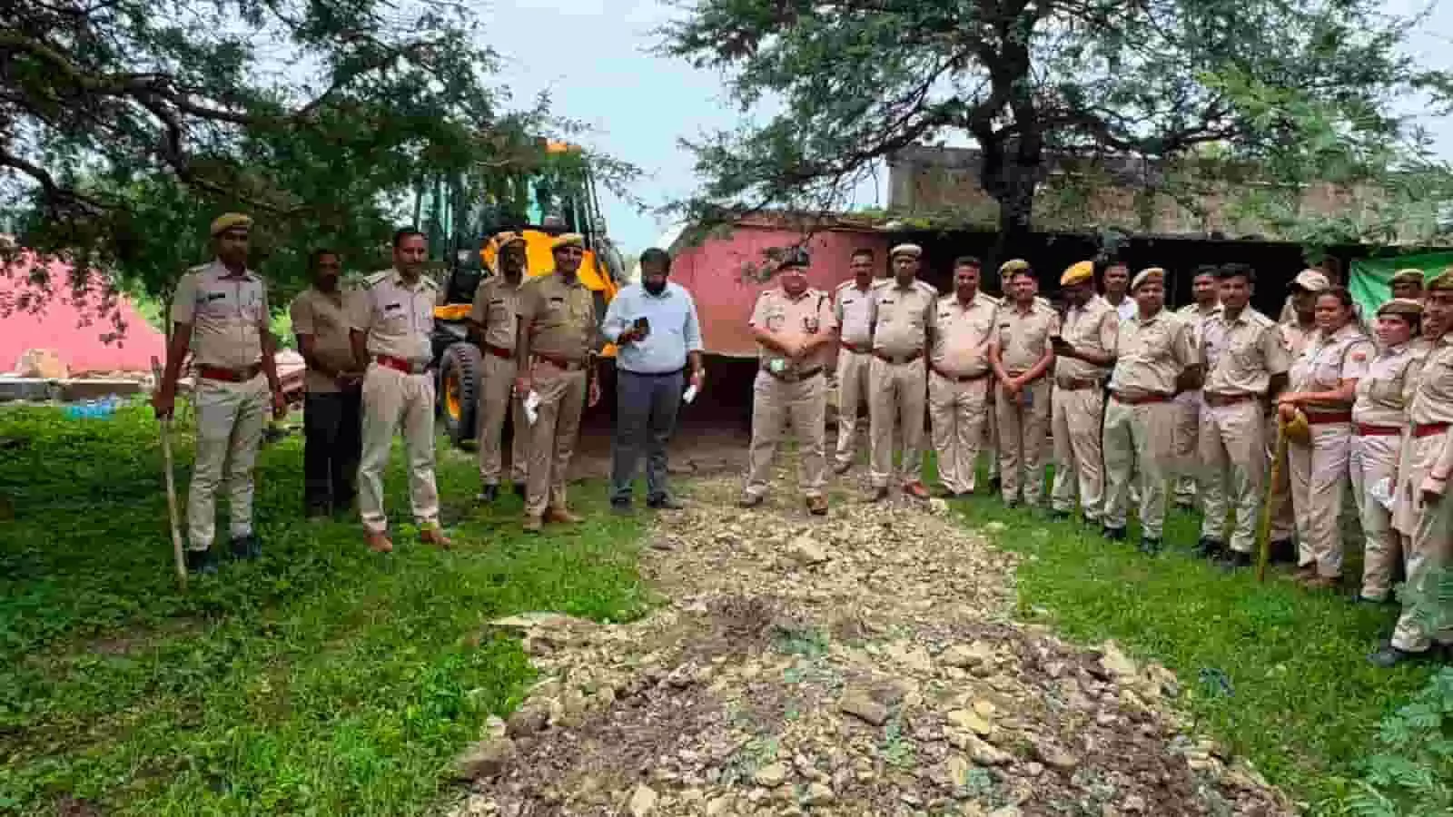 तस्वीर में पुलिसकर्मी और अधिकारी प्रतापगढ़ में अवैध निर्माण कार्रवाई के दौरान खड़े दिखाई दे रहे हैं। तस्वीर में पुलिसकर्मी और अधिकारी प्रतापगढ़ में अवैध निर्माण कार्रवाई के दौरान खड़े दिखाई दे रहे हैं।