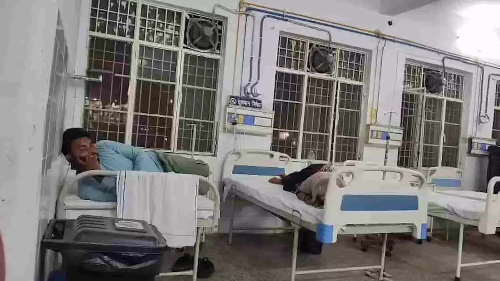 तस्वीर में एटा के मेडिकल कॉलेज के वार्ड में बेड पर लेटे मरीज दिख रहे हैं। तस्वीर में एटा के मेडिकल कॉलेज के वार्ड में बेड पर लेटे मरीज दिख रहे हैं।