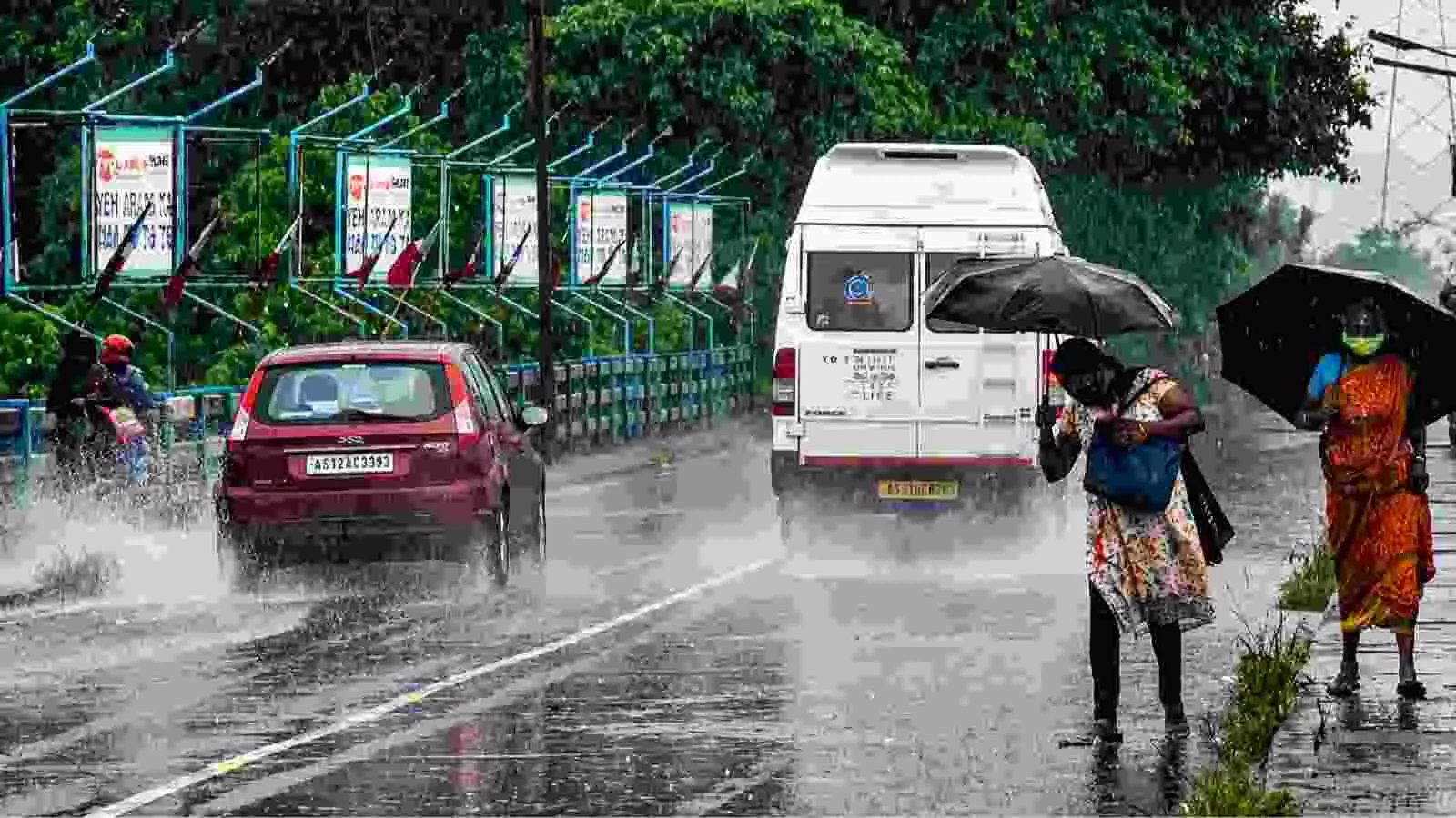 बारिश के बीच सड़क पर चलते लोग और वाहन दक्षिण भारत में मौसम विभाग की चेतावनी के संदर्भ में दिखाई दे रहे हैं। बारिश के बीच सड़क पर चलते लोग और वाहन दक्षिण भारत में मौसम विभाग की चेतावनी के संदर्भ में दिखाई दे रहे हैं।