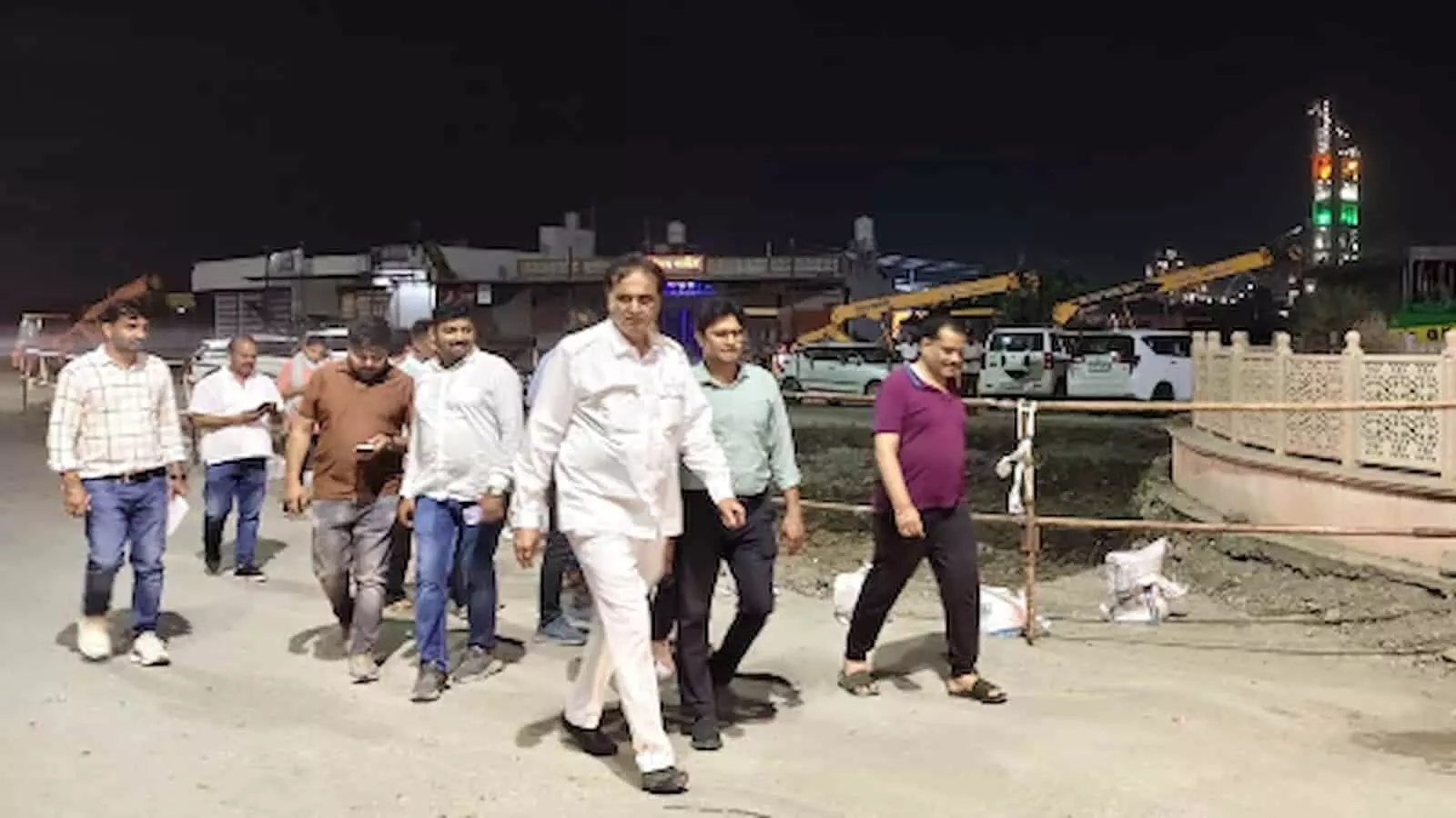 विधायक श्रीचंद कृपलानी अधिकारियों के साथ निम्बाहेड़ा में विकास कार्यों का निरीक्षण कर रहे हैं। विधायक श्रीचंद कृपलानी अधिकारियों के साथ निम्बाहेड़ा में विकास कार्यों का निरीक्षण कर रहे हैं।