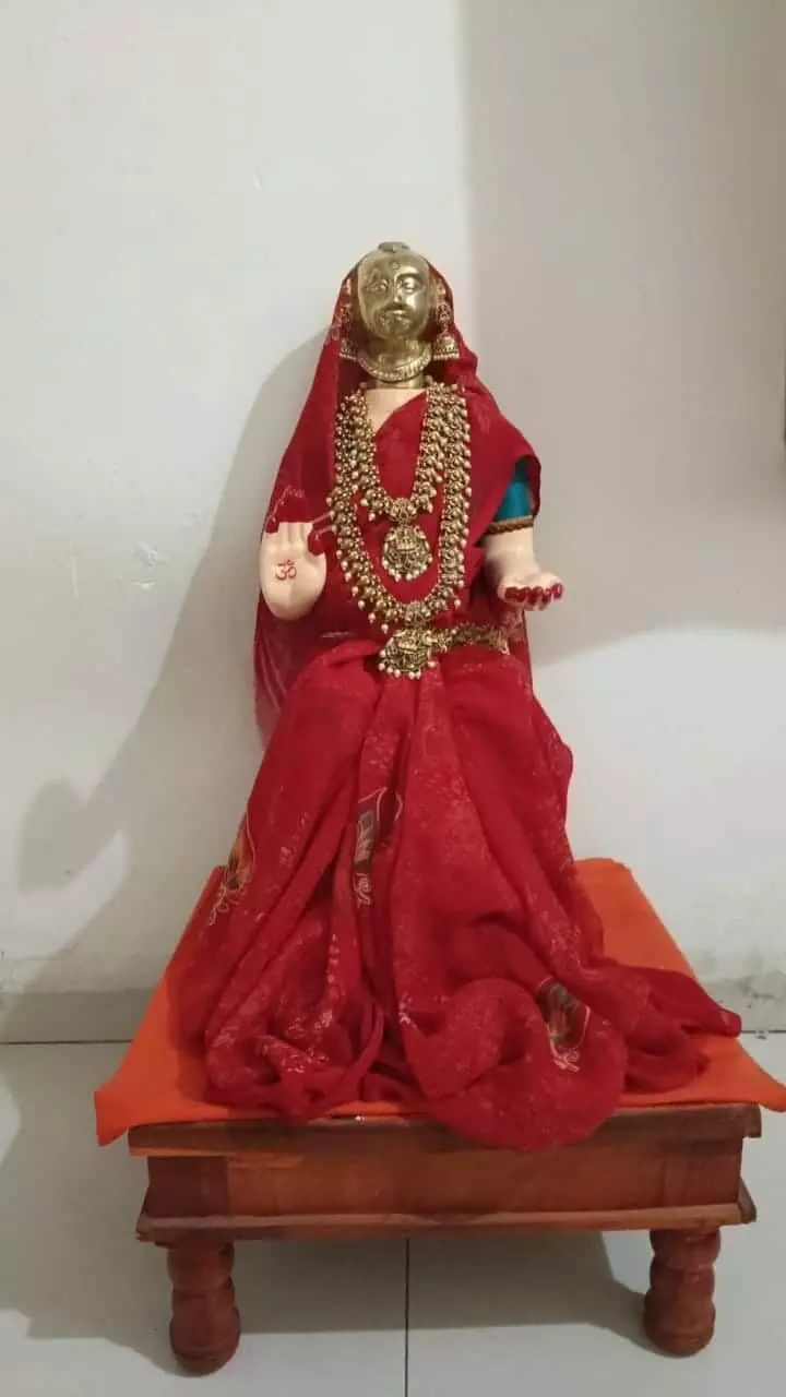 तस्वीर में लाल साड़ी और स्वर्ण आभूषणों से सजी कानुमाता की मूर्ति बैठी हुई दिखाई दे रही है। तस्वीर में लाल साड़ी और स्वर्ण आभूषणों से सजी कानुमाता की मूर्ति बैठी हुई दिखाई दे रही है।