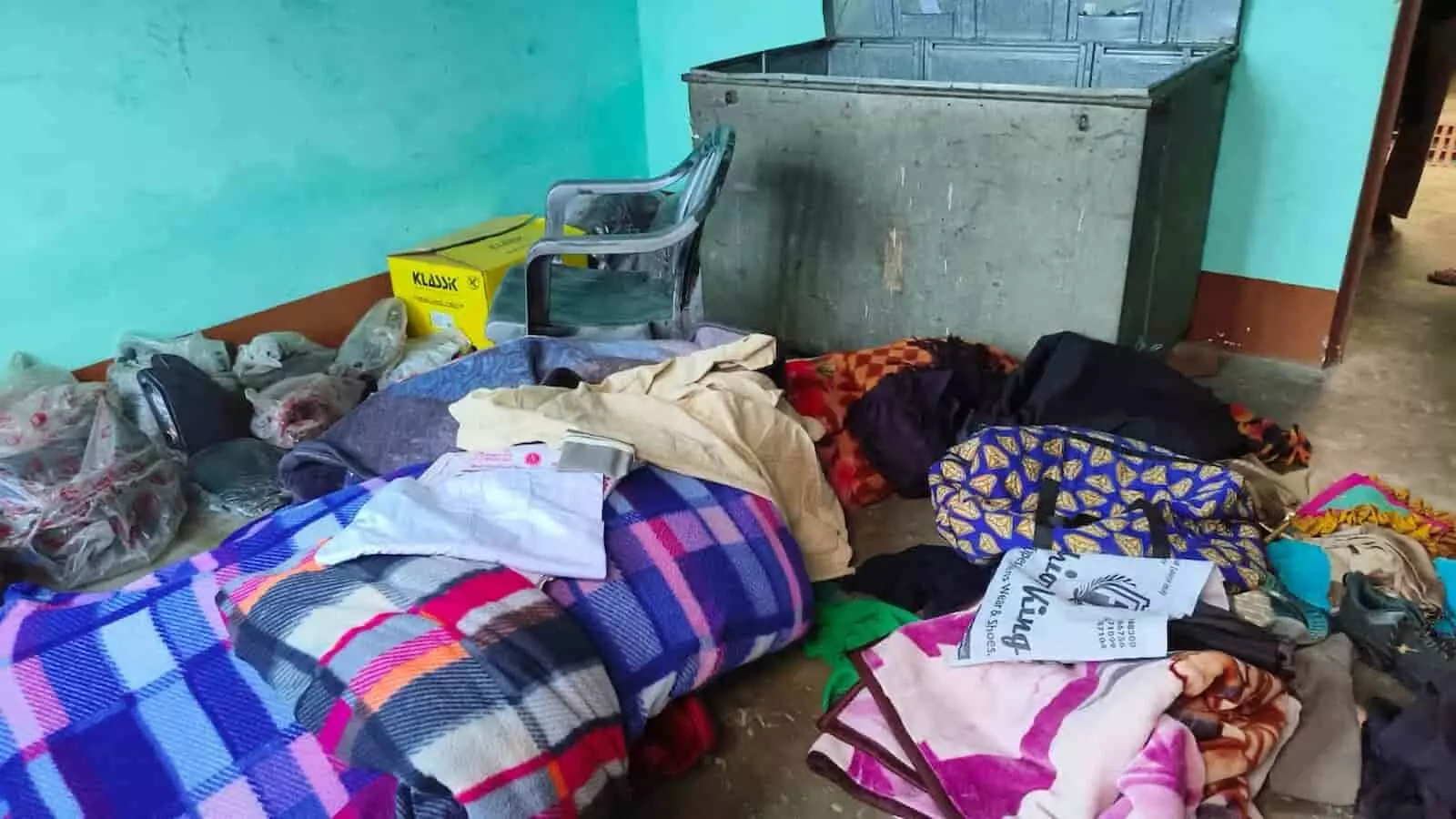 तस्वीर में कल्याणपुर गांव के एक कमरे में बिखरा हुआ घरेलू सामान दिख रहा है। तस्वीर में कल्याणपुर गांव के एक कमरे में बिखरा हुआ घरेलू सामान दिख रहा है।