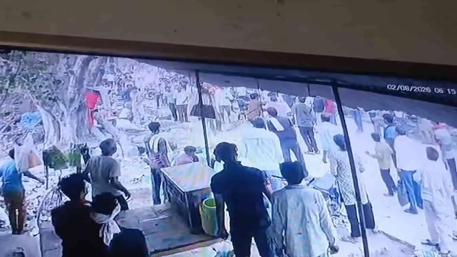 तस्वीर में कुछ लोग सड़क पर आपस में मारपीट करते दिखाई दे रहे हैं। तस्वीर में कुछ लोग सड़क पर आपस में मारपीट करते दिखाई दे रहे हैं।
