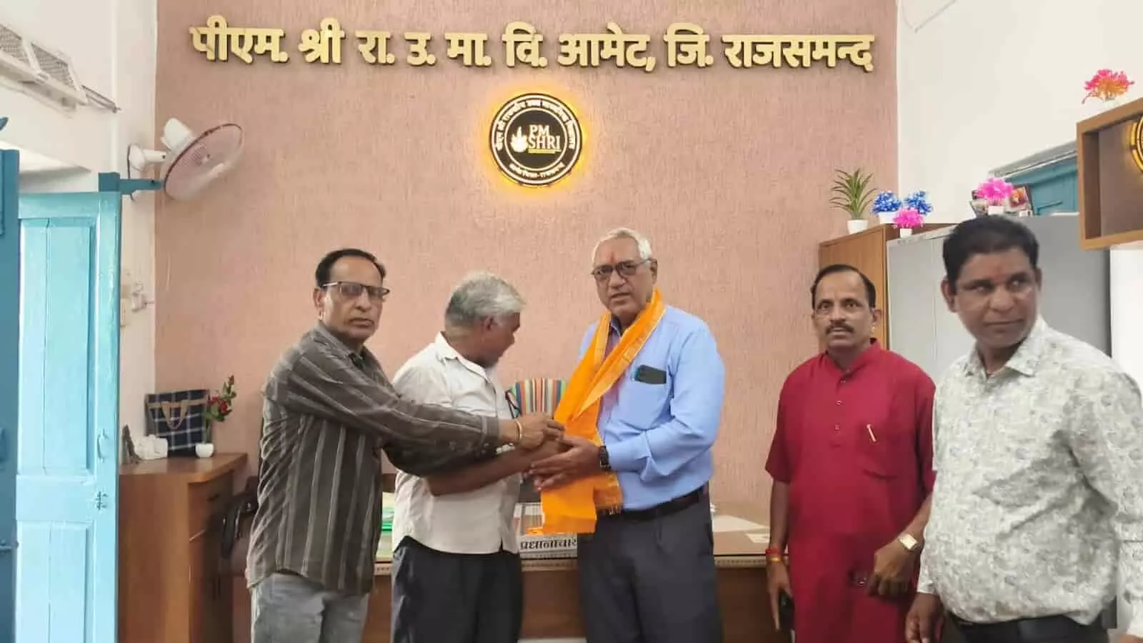 आमेट विद्यालय में लोग शिक्षा अधिकारी का स्वागत करते दिखाई दे रहे हैं। आमेट विद्यालय में लोग शिक्षा अधिकारी का स्वागत करते दिखाई दे रहे हैं।