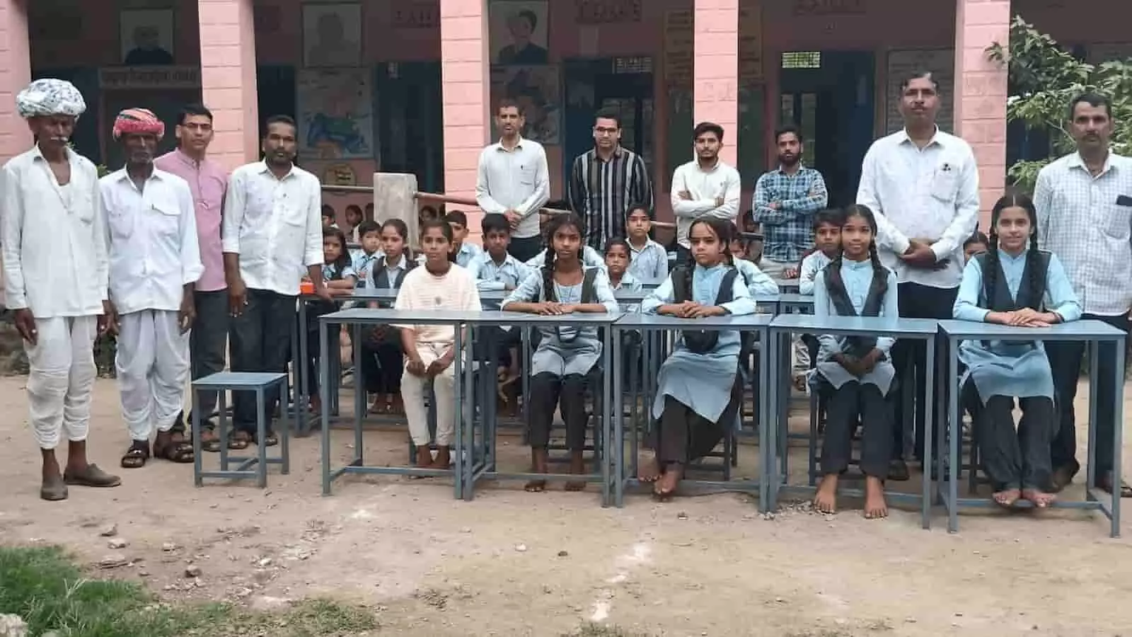 तस्वीर में डेगाना विद्यालय परिसर में विद्यार्थी टेबल-कुर्सियों पर बैठे और ग्रामीण खड़े हैं। तस्वीर में डेगाना विद्यालय परिसर में विद्यार्थी टेबल-कुर्सियों पर बैठे और ग्रामीण खड़े हैं।