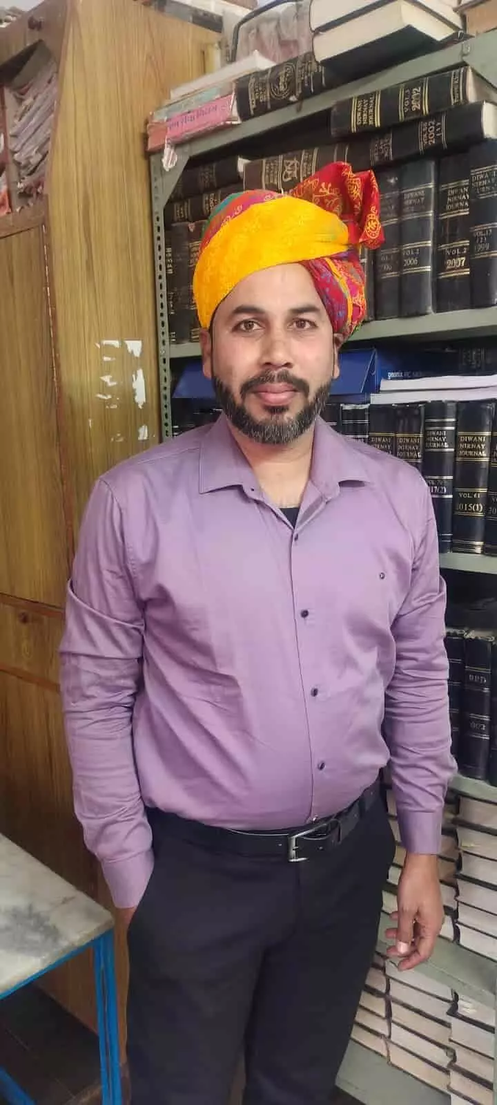 तस्वीर में ताहिर अली शौरघर आमेट में लोगों के साथ दिखाई दे रहे हैं। तस्वीर में ताहिर अली शौरघर आमेट में लोगों के साथ दिखाई दे रहे हैं।