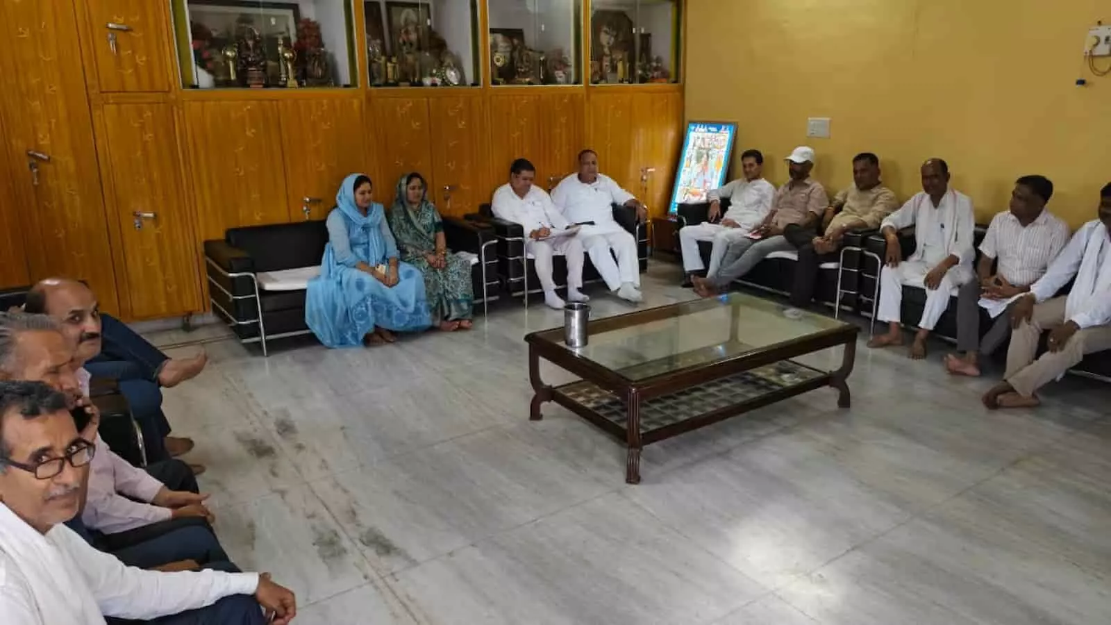 गंगापुर सिटी में भाजपा जिलाध्यक्ष के आवास पर बैठक में बैठे पार्टी पदाधिकारी और कार्यकर्ता। गंगापुर सिटी में भाजपा जिलाध्यक्ष के आवास पर बैठक में बैठे पार्टी पदाधिकारी और कार्यकर्ता।