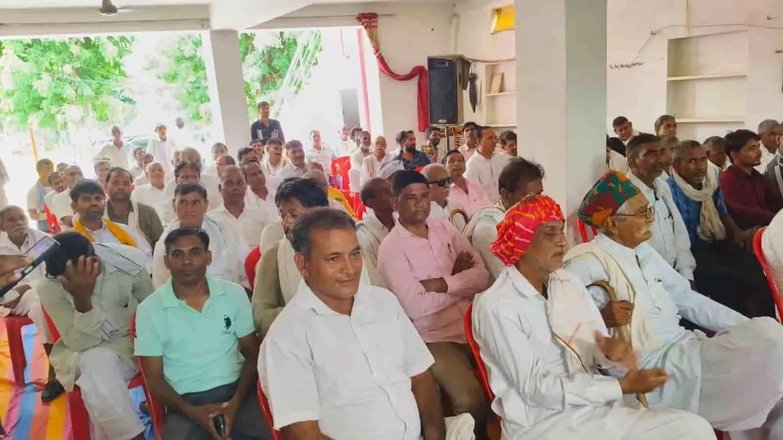दमदमा गांव में आयोजित बैठक में बैठे भाजपा कार्यकर्ता और ग्रामीण। दमदमा गांव में आयोजित बैठक में बैठे भाजपा कार्यकर्ता और ग्रामीण।