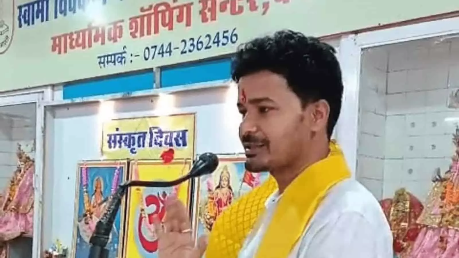 तस्वीर में डॉ. ललित नामा कोटा के एक विद्यालय में संस्कृत सप्ताह समारोह के दौरान भाषण देते दिख रहे हैं। तस्वीर में डॉ. ललित नामा कोटा के एक विद्यालय में संस्कृत सप्ताह समारोह के दौरान भाषण देते दिख रहे हैं।