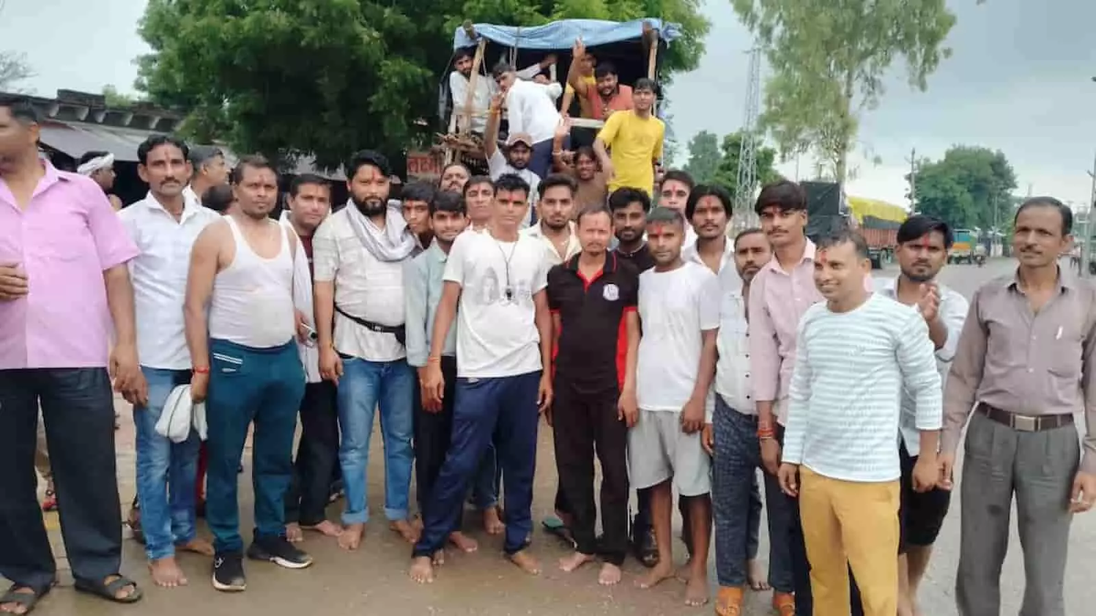 वाहन के पास खड़े और बैठे हुए शिवभक्तों का समूह भुसावर में दिखाई दे रहा है। वाहन के पास खड़े और बैठे हुए शिवभक्तों का समूह भुसावर में दिखाई दे रहा है।