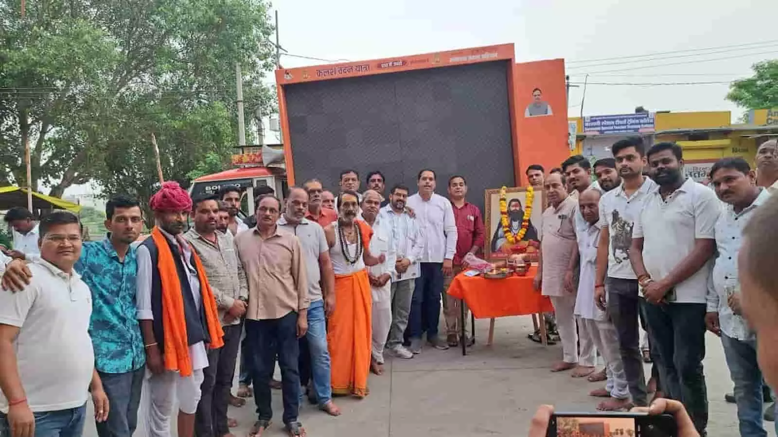 झालरापाटन में कलश वंदन यात्रा के स्वागत के दौरान संत रविदास की तस्वीर के पास खड़े भाजपा कार्यकर्ता। झालरापाटन में कलश वंदन यात्रा के स्वागत के दौरान संत रविदास की तस्वीर के पास खड़े भाजपा कार्यकर्ता।
