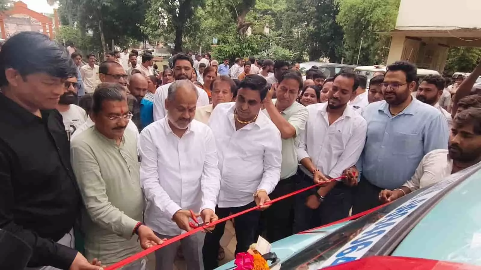 प्रतापगढ़ में राजस्व मंत्री हेमंत मीणा और जनप्रतिनिधि फीता काटकर नए इलेक्ट्रॉनिक ऑटो टिपर का शुभारंभ कर रहे हैं। प्रतापगढ़ में राजस्व मंत्री हेमंत मीणा और जनप्रतिनिधि फीता काटकर नए इलेक्ट्रॉनिक ऑटो टिपर का शुभारंभ कर रहे हैं।