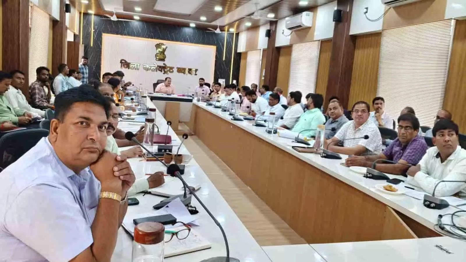 कलेक्ट्रेट सभागार में आयोजित निर्वाचन कार्यों की समीक्षा बैठक में बैठे अधिकारी। कलेक्ट्रेट सभागार में आयोजित निर्वाचन कार्यों की समीक्षा बैठक में बैठे अधिकारी।