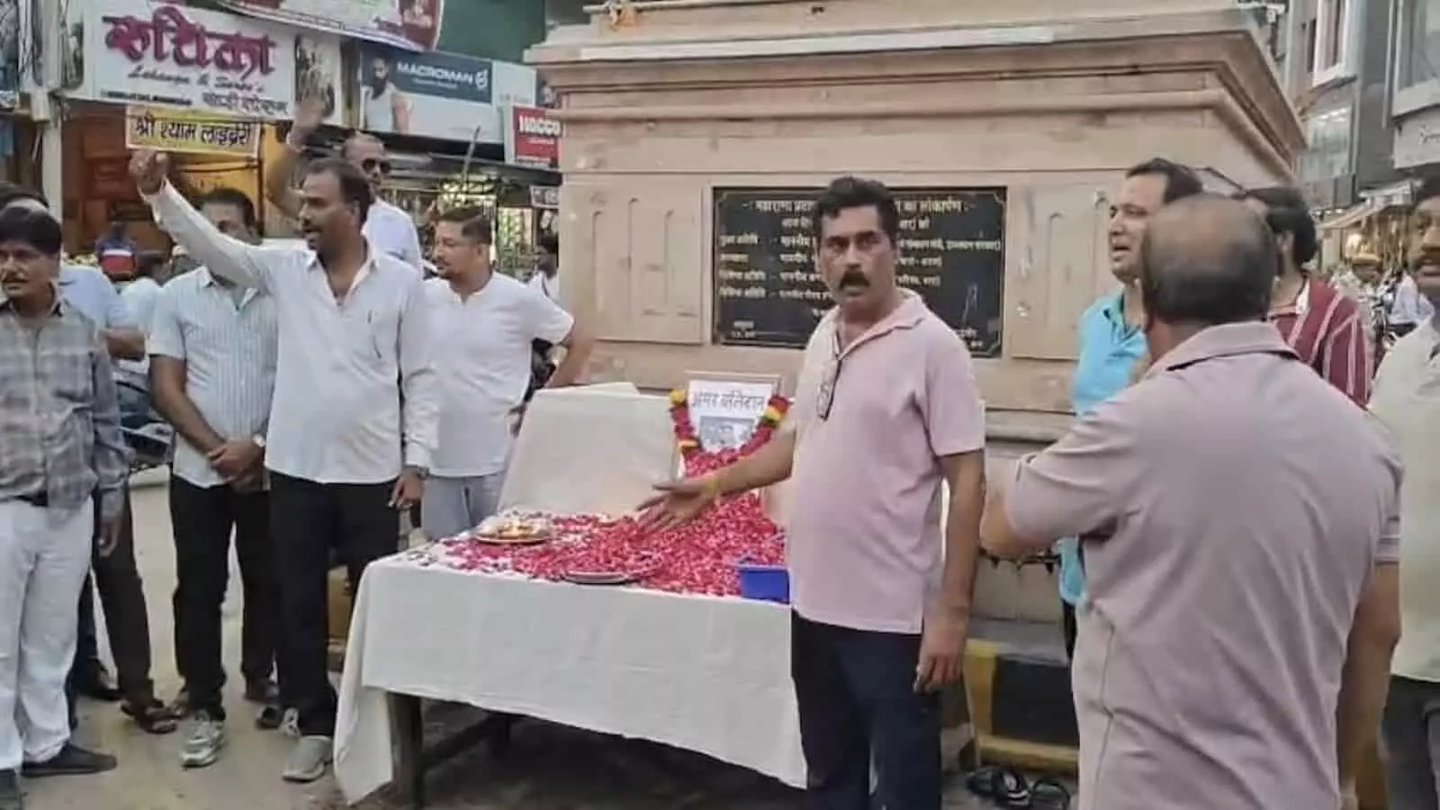 प्रताप चौक पर देवराज सिंह पालड़ा की तस्वीर के पास खड़े लोग श्रद्धांजलि देते हुए। प्रताप चौक पर देवराज सिंह पालड़ा की तस्वीर के पास खड़े लोग श्रद्धांजलि देते हुए।