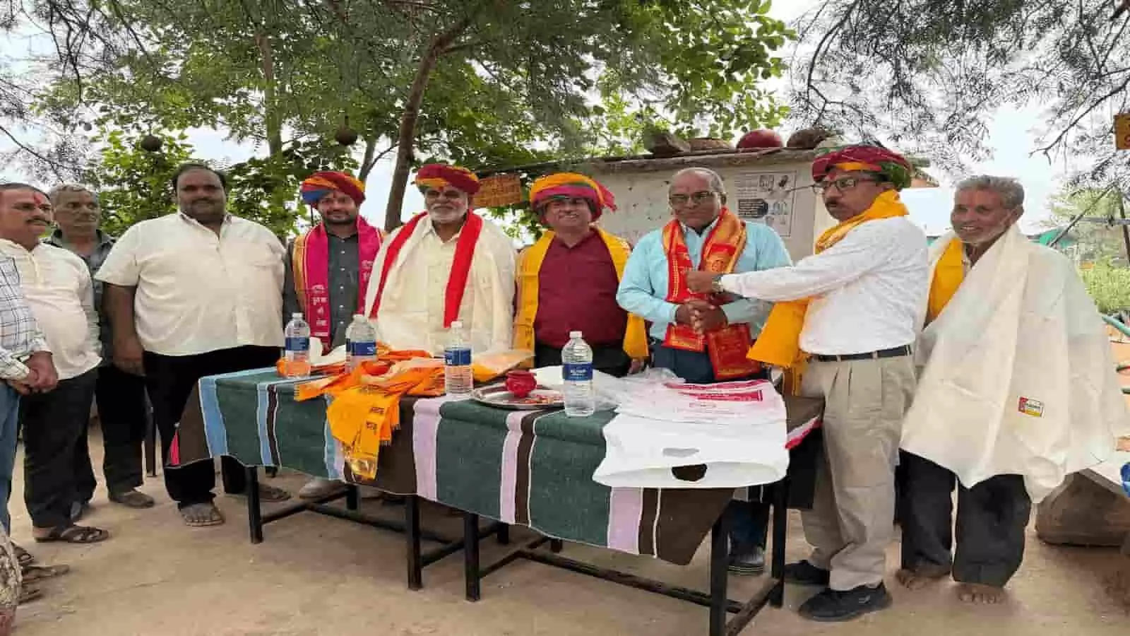 बड़ीसादड़ी गौशाला में डॉ. गंगाधर राव मुंडे के सेवानिवृत्ति समारोह पर उनका अभिनंदन किया जा रहा है। बड़ीसादड़ी गौशाला में डॉ. गंगाधर राव मुंडे के सेवानिवृत्ति समारोह पर उनका अभिनंदन किया जा रहा है।