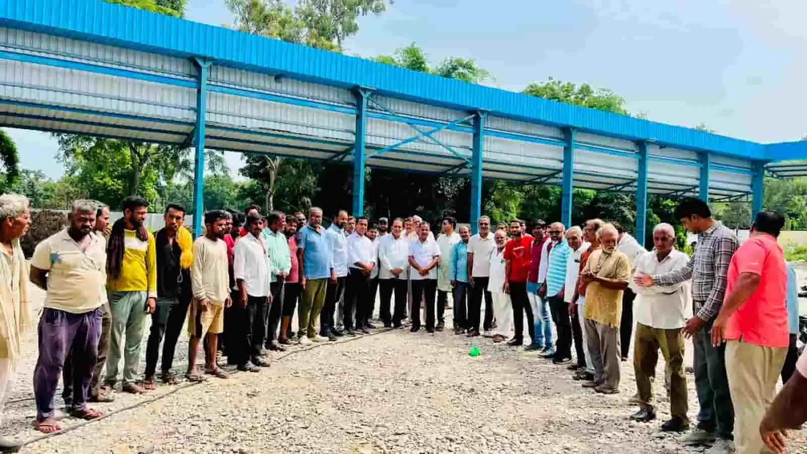बड़ीसादड़ी कृषि उपज मंडी परिसर में विकास कार्यों के निरीक्षण के दौरान एकत्र लोग। बड़ीसादड़ी कृषि उपज मंडी परिसर में विकास कार्यों के निरीक्षण के दौरान एकत्र लोग।
