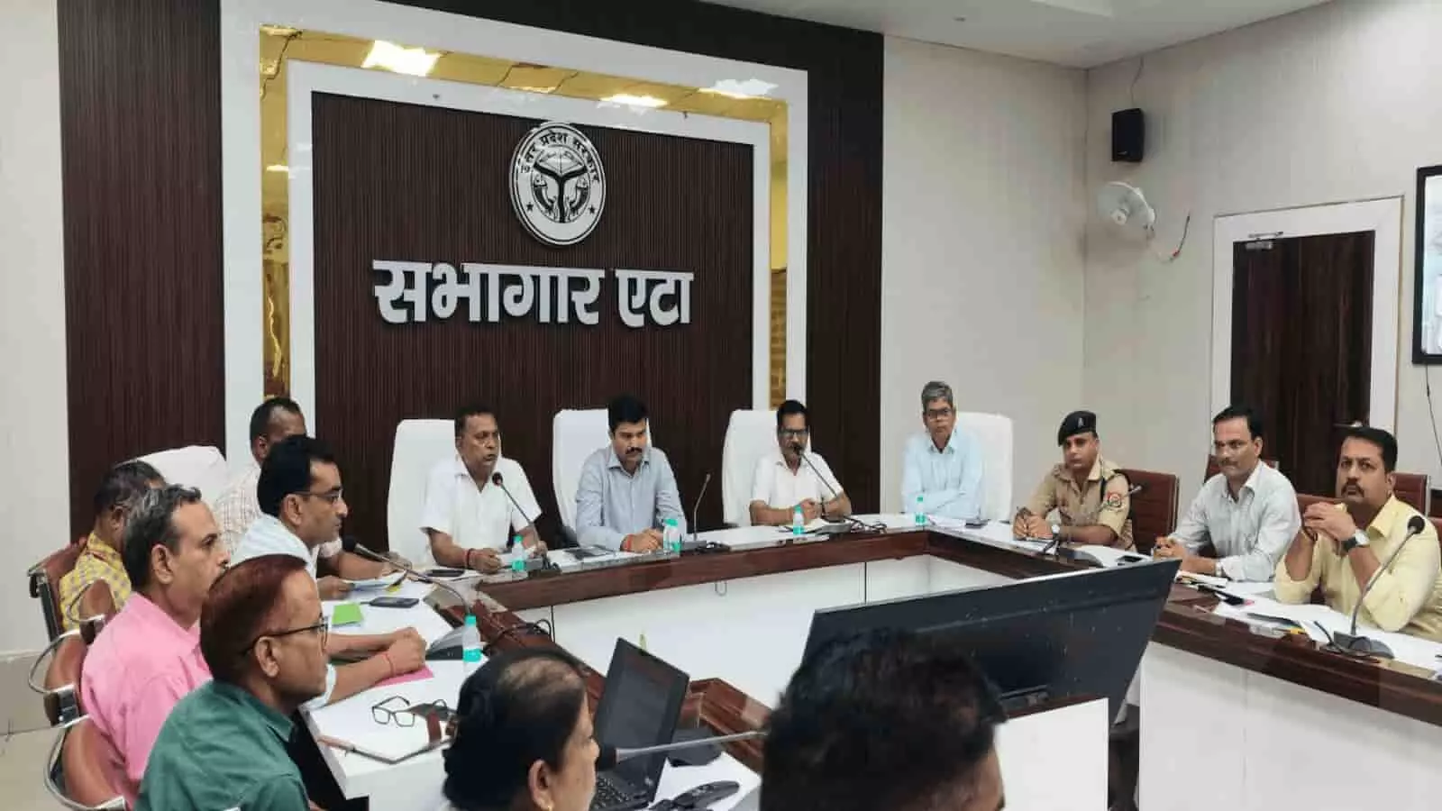 कलेक्ट्रेट सभागार एटा में हर घर तिरंगा अभियान की बैठक करते जिलाधिकारी और अधिकारी। कलेक्ट्रेट सभागार एटा में हर घर तिरंगा अभियान की बैठक करते जिलाधिकारी और अधिकारी।