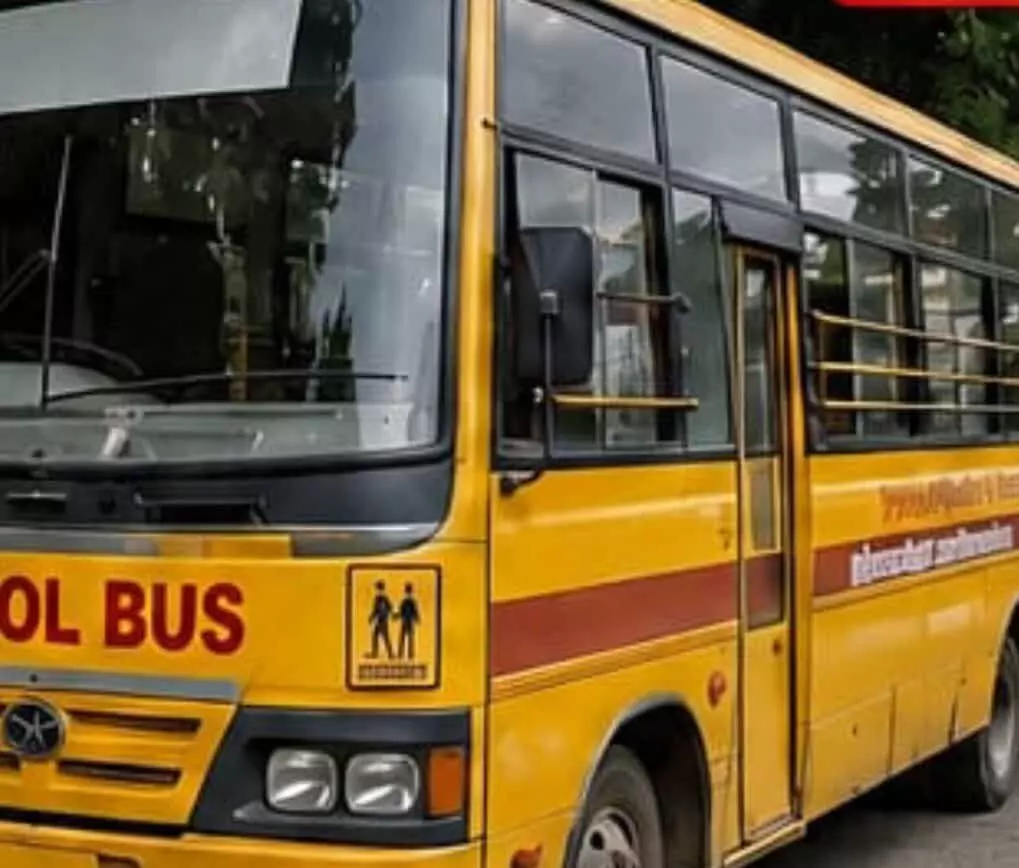 रिद्धपूर में सड़क पर खड़ी स्कूल बस दिखाई दे रही है रिद्धपूर में सड़क पर खड़ी स्कूल बस दिखाई दे रही है