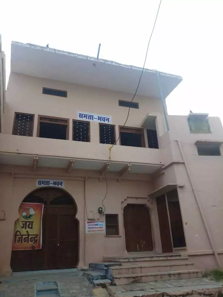 तस्वीर में निकुंभ कस्बे में स्थित समता भवन का बाहरी हिस्सा दिख रहा है। तस्वीर में निकुंभ कस्बे में स्थित समता भवन का बाहरी हिस्सा दिख रहा है।