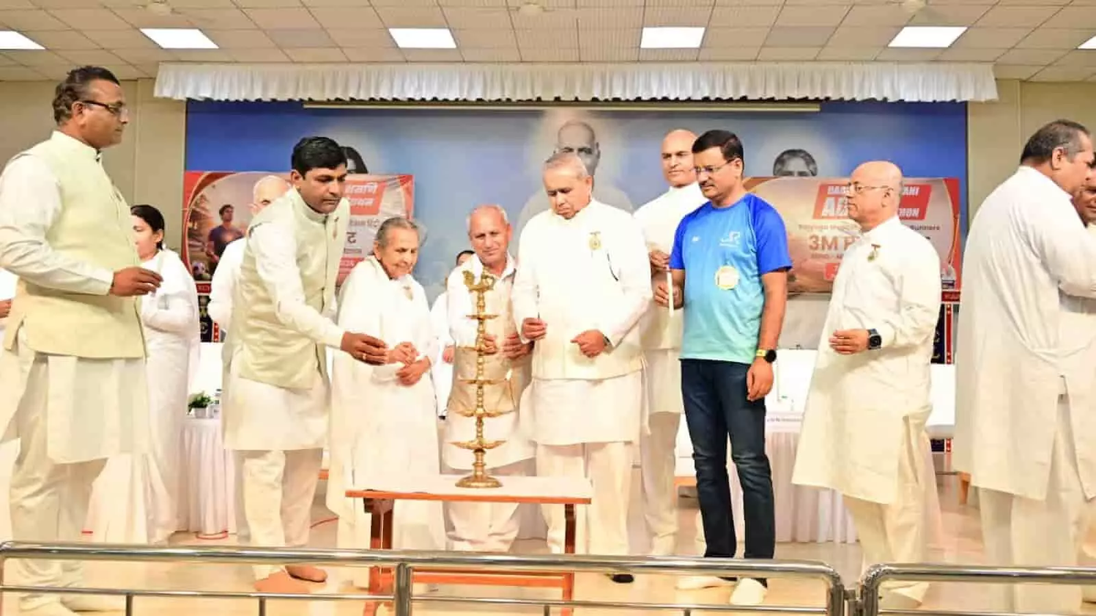 तस्वीर में अतिथि आबूरोड स्थित ब्रह्माकुमारीज़ संस्थान के कार्यक्रम में दीप प्रज्वलित कर रहे हैं। तस्वीर में अतिथि आबूरोड स्थित ब्रह्माकुमारीज़ संस्थान के कार्यक्रम में दीप प्रज्वलित कर रहे हैं।