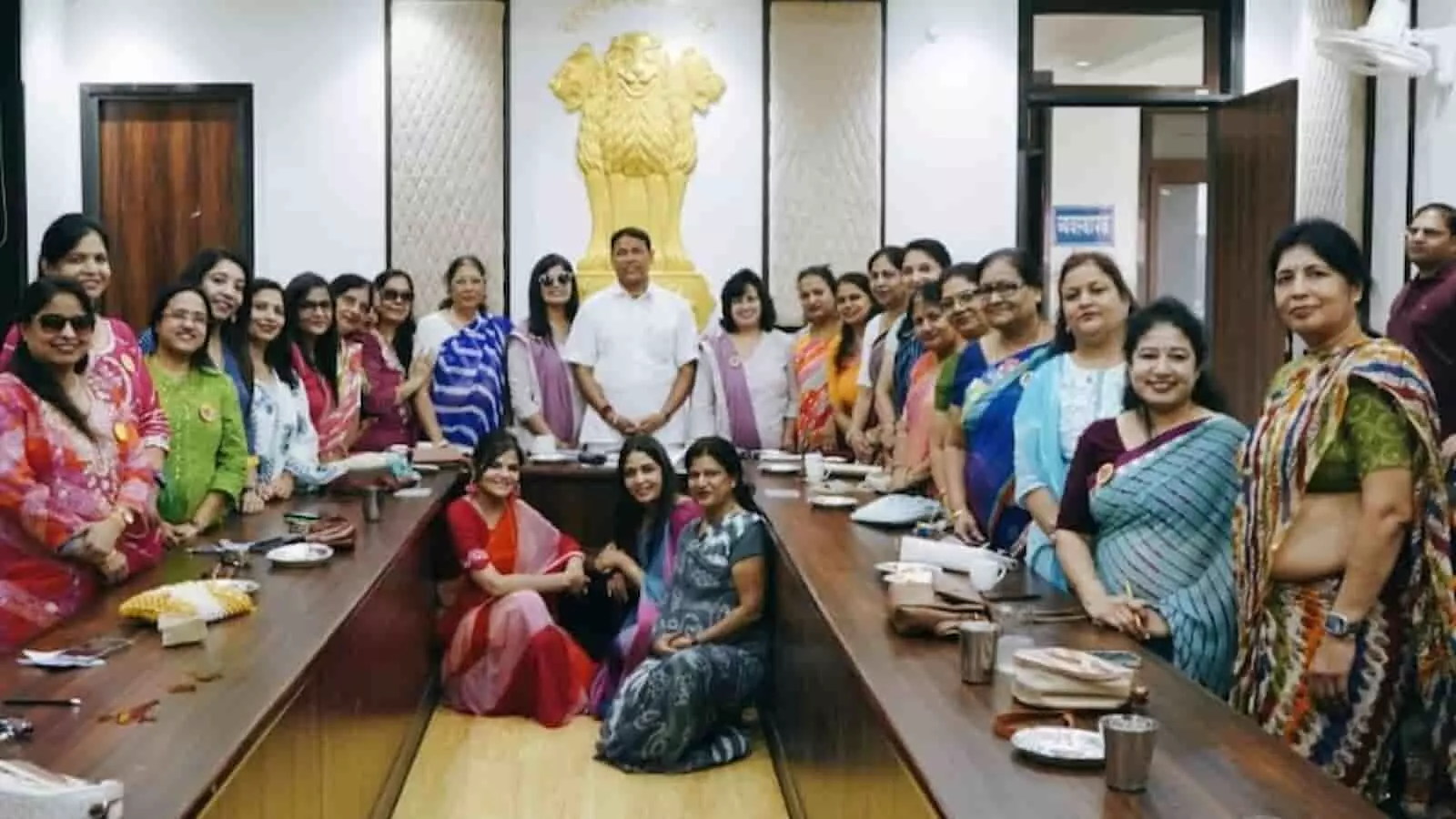 तस्वीर में इनरव्हील क्लब बारां की सदस्याएं और पूर्व मंत्री प्रमोद जैन भाया बड़ा बालाजी स्थित गौशाला में दिखाई दे रहे हैं। तस्वीर में इनरव्हील क्लब बारां की सदस्याएं और पूर्व मंत्री प्रमोद जैन भाया बड़ा बालाजी स्थित गौशाला में दिखाई दे रहे हैं।