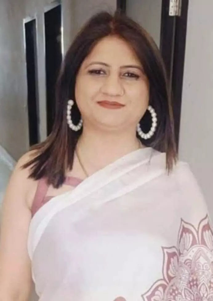 तस्वीर में प्रेरणा पाहुजा सफेद साड़ी पहने नजर आ रही हैं। तस्वीर में प्रेरणा पाहुजा सफेद साड़ी पहने नजर आ रही हैं।