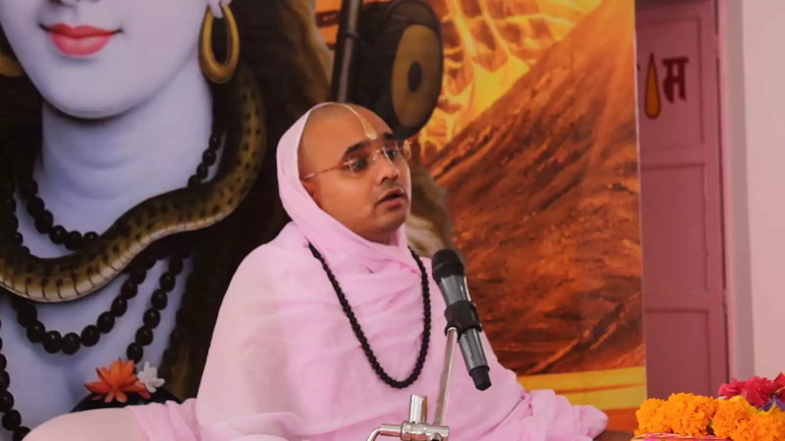तस्वीर में संत दिग्विजय राम रामद्वारा में शिव पुराण कथा के दौरान प्रवचन दे रहे हैं। तस्वीर में संत दिग्विजय राम रामद्वारा में शिव पुराण कथा के दौरान प्रवचन दे रहे हैं।