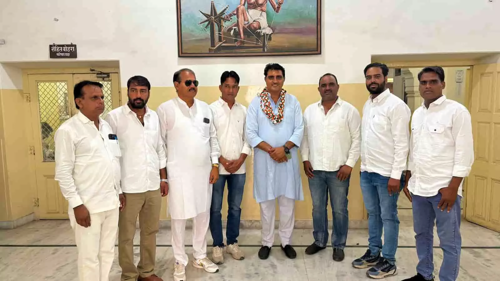 तस्वीर में जयपुर में आयोजित बैठक में कांग्रेस नेता और कार्यकर्ता खड़े नजर आ रहे हैं। तस्वीर में जयपुर में आयोजित बैठक में कांग्रेस नेता और कार्यकर्ता खड़े नजर आ रहे हैं।