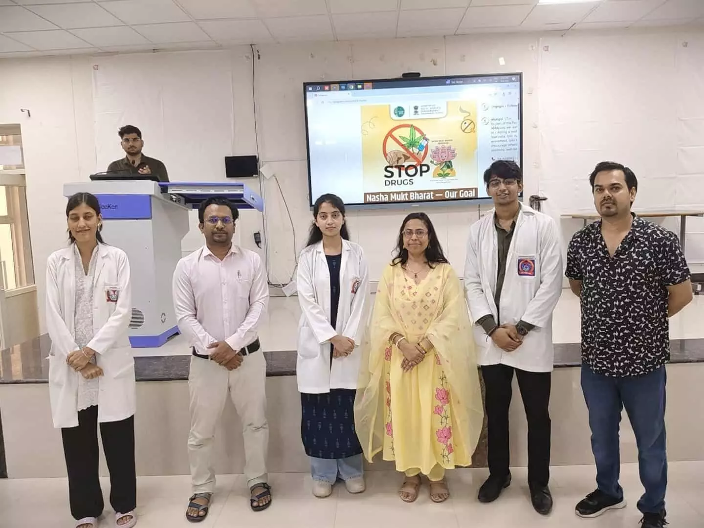 एटा मेडिकल कॉलेज में नशा मुक्त भारत अभियान के तहत जागरूकता कार्यक्रम में उपस्थित संकाय सदस्य और विद्यार्थी। एटा मेडिकल कॉलेज में नशा मुक्त भारत अभियान के तहत जागरूकता कार्यक्रम में उपस्थित संकाय सदस्य और विद्यार्थी।