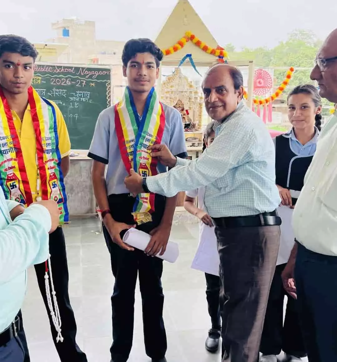 विद्यालय में छात्र संसद चुनाव के दौरान नवनिर्वाचित छात्र को सम्मानित करते प्रबंधक। विद्यालय में छात्र संसद चुनाव के दौरान नवनिर्वाचित छात्र को सम्मानित करते प्रबंधक।