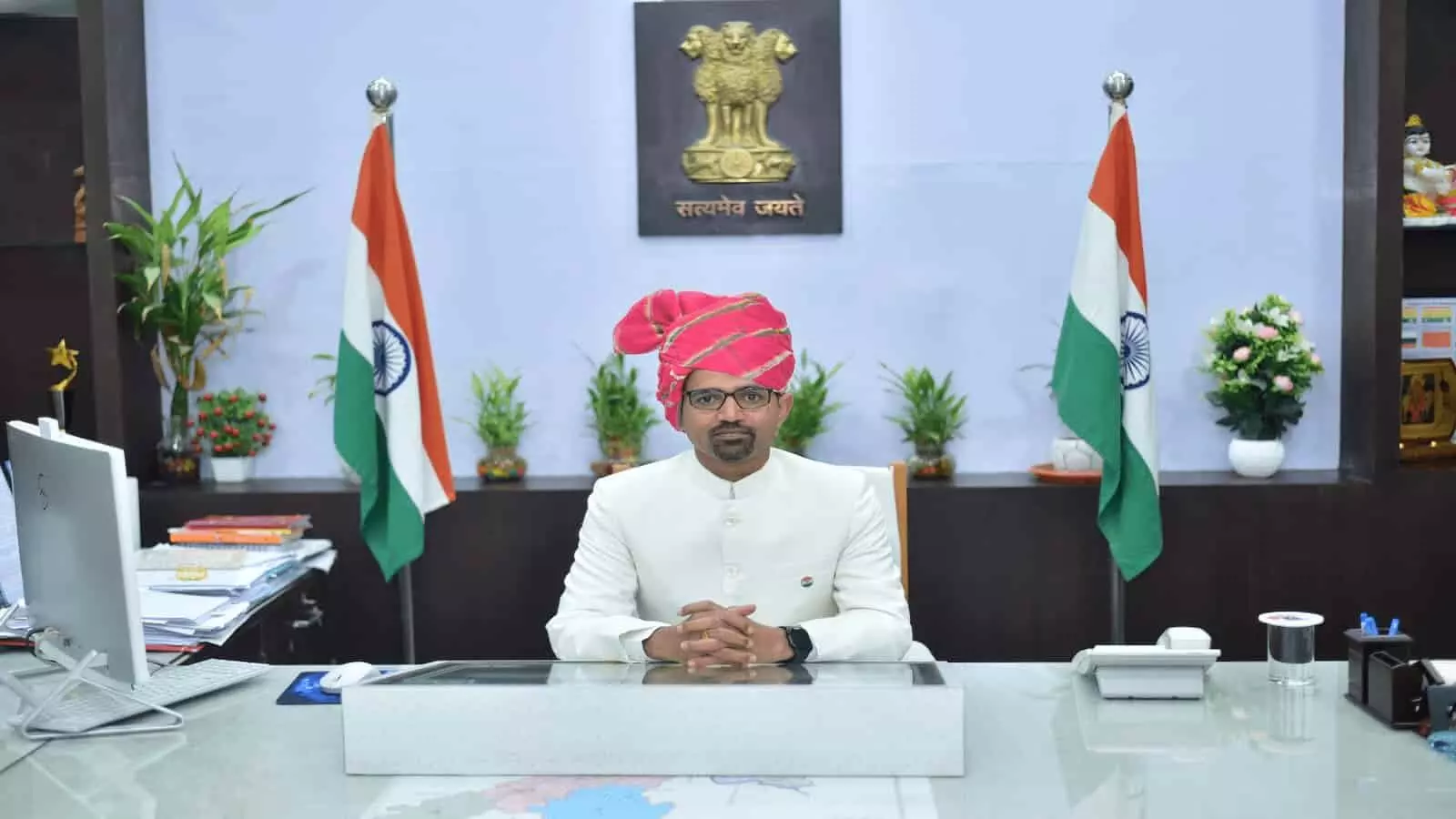 तस्वीर में सवाई माधोपुर जिला कलक्टर काना राम अपने कार्यालय कक्ष में बैठे नजर आ रहे हैं। तस्वीर में सवाई माधोपुर जिला कलक्टर काना राम अपने कार्यालय कक्ष में बैठे नजर आ रहे हैं।