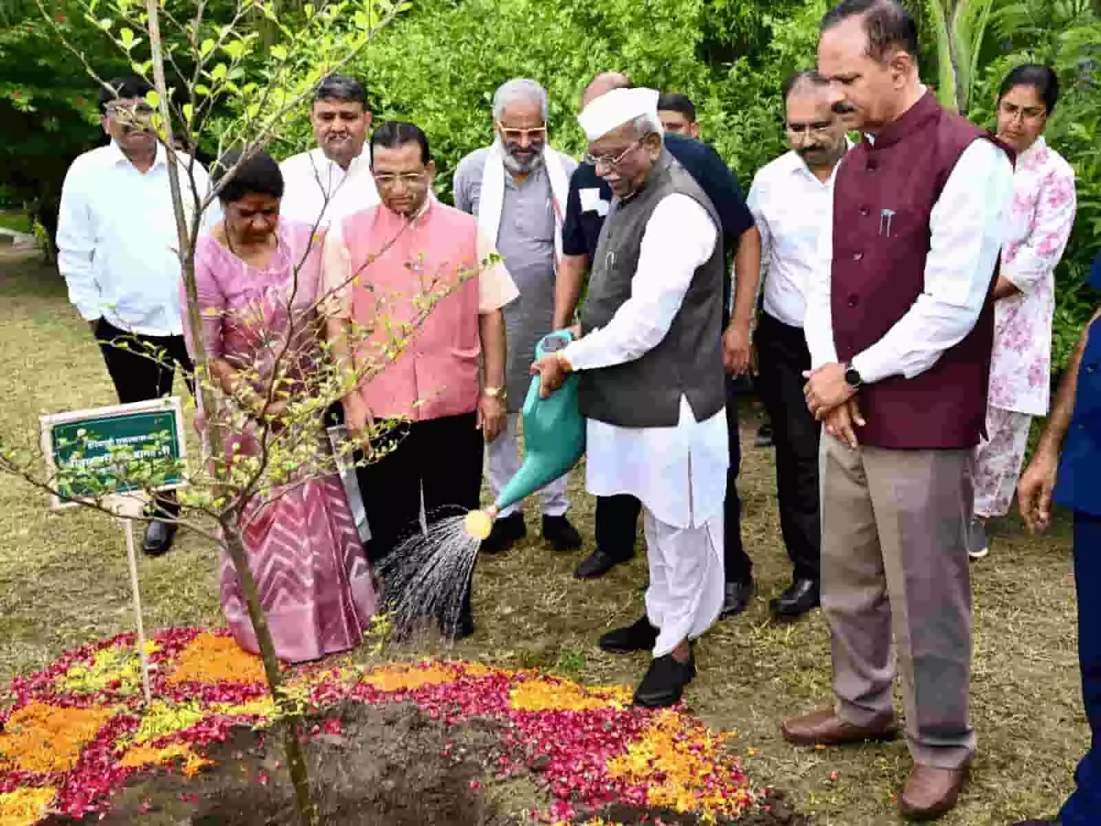 तस्वीर में राज्यपाल हरिभाऊ बागडे कृषि महाविद्यालय परिसर में पौधा लगाते हुए दिख रहे हैं। तस्वीर में राज्यपाल हरिभाऊ बागडे कृषि महाविद्यालय परिसर में पौधा लगाते हुए दिख रहे हैं।