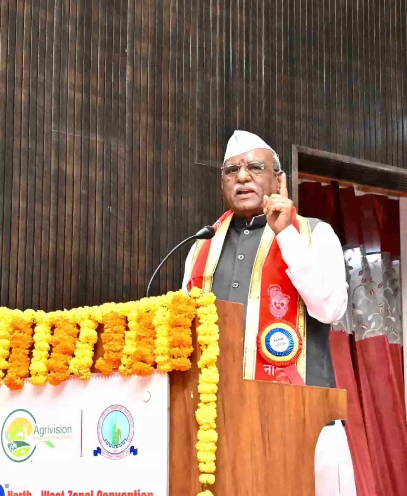 तस्वीर में राज्यपाल हरिभाऊ बागडे मंच से संबोधन करते हुए दिखाई दे रहे हैं। तस्वीर में राज्यपाल हरिभाऊ बागडे मंच से संबोधन करते हुए दिखाई दे रहे हैं।