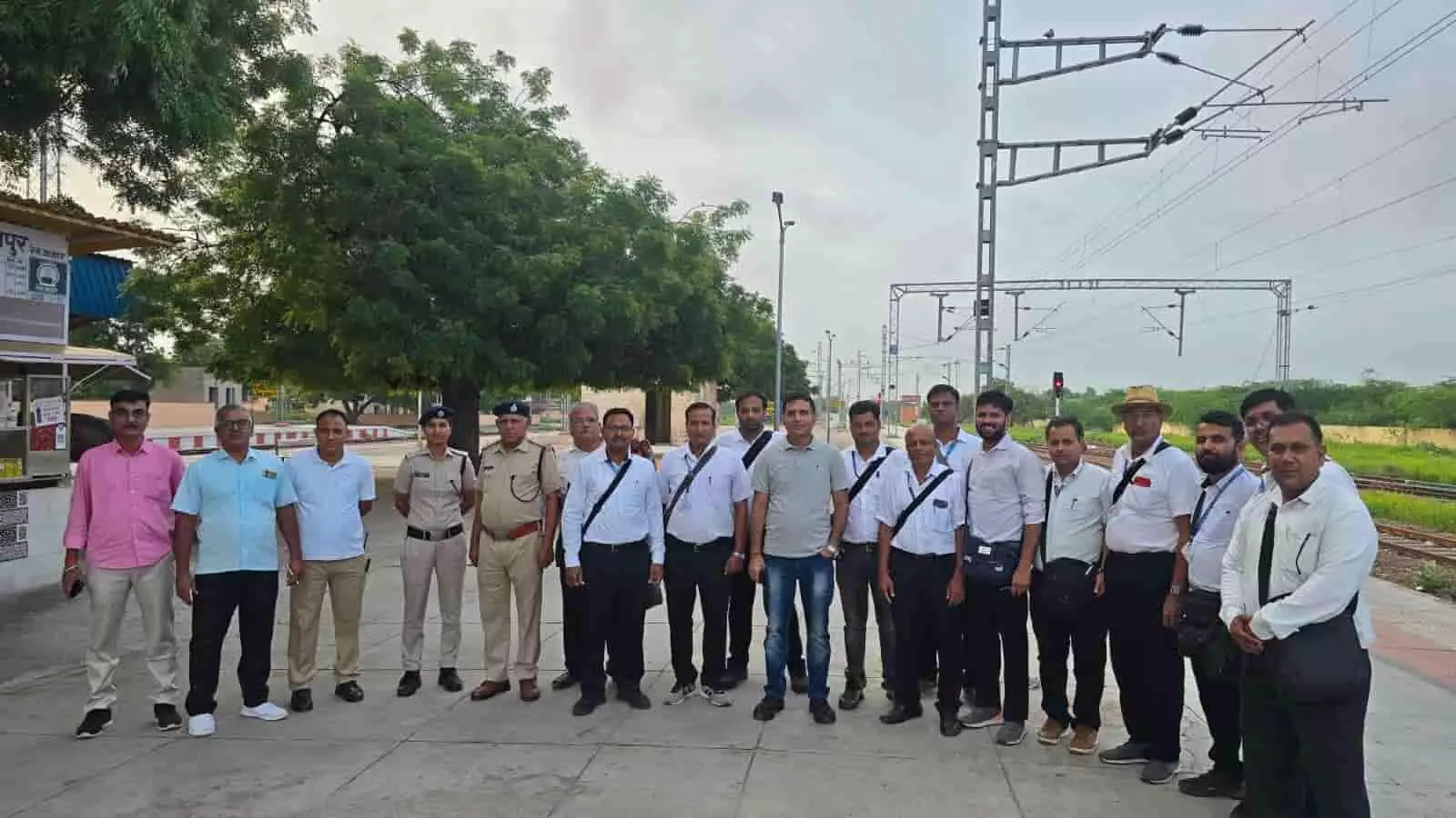 तस्वीर में रेलवे स्टेशन पर टिकट जांच करते रेलवे कर्मचारी दिखाई दे रहे हैं। तस्वीर में रेलवे स्टेशन पर टिकट जांच करते रेलवे कर्मचारी दिखाई दे रहे हैं।