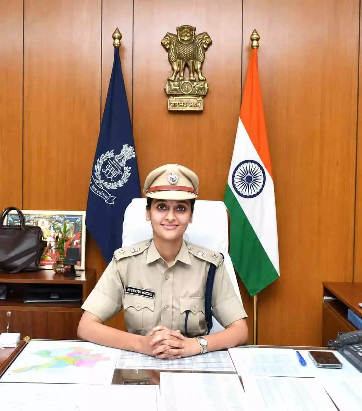 तस्वीर में सवाई माधोपुर की पुलिस अधीक्षक ज्येष्ठा मैत्रेयी अपने कार्यालय कक्ष में बैठी हुई हैं। तस्वीर में सवाई माधोपुर की पुलिस अधीक्षक ज्येष्ठा मैत्रेयी अपने कार्यालय कक्ष में बैठी हुई हैं।