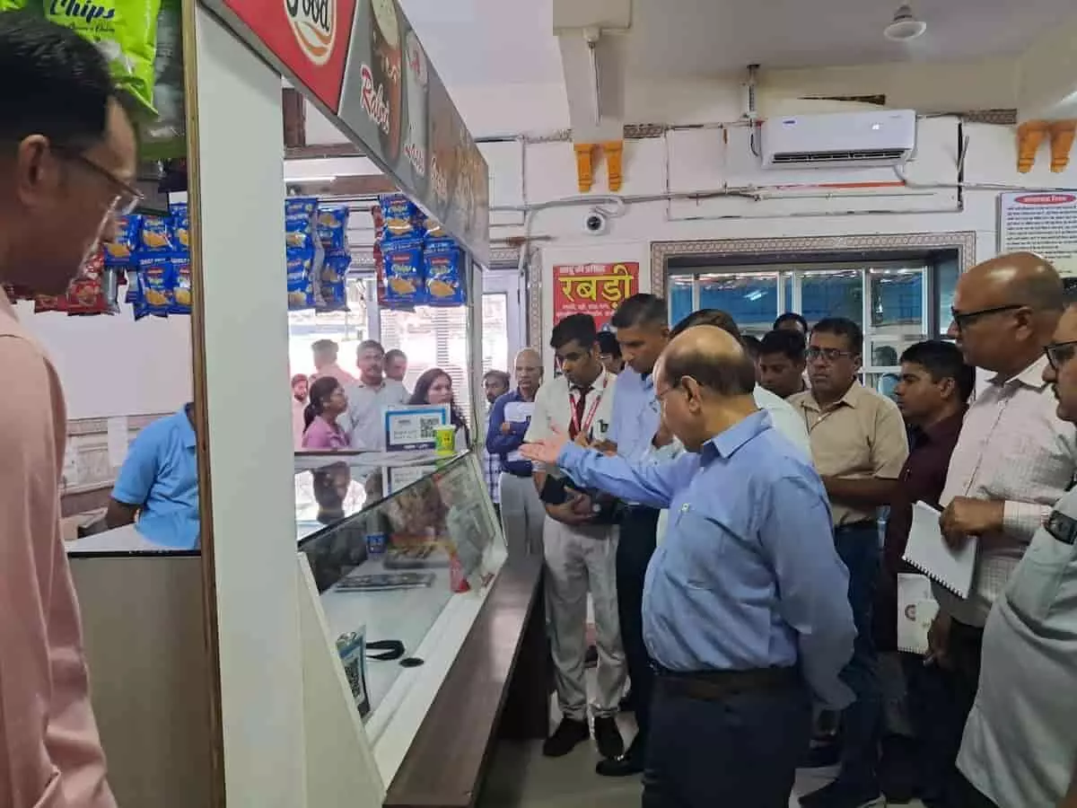 स्टेशन पर केटरिंग स्टॉल का निरीक्षण करते उत्तर-पश्चिम रेलवे के महाप्रबंधक पंकज शर्मा और अन्य अधिकारी। स्टेशन पर केटरिंग स्टॉल का निरीक्षण करते उत्तर-पश्चिम रेलवे के महाप्रबंधक पंकज शर्मा और अन्य अधिकारी।