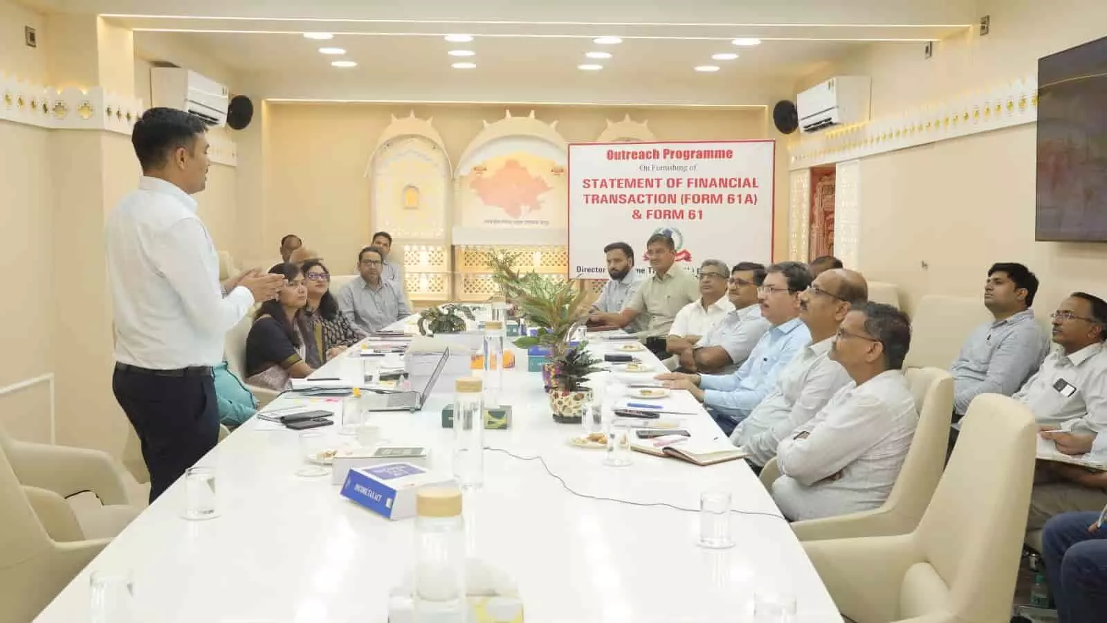 जयपुर में आयकर कार्यालय के भीतर अधिकारियों की बैठक और चर्चा का दृश्य। जयपुर में आयकर कार्यालय के भीतर अधिकारियों की बैठक और चर्चा का दृश्य।