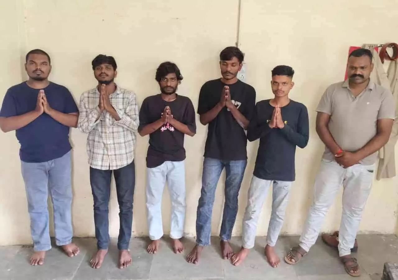 प्रतापगढ़ में उम्मीद हाउसिंग फाइनेंस कार्यालय तोड़फोड़ मामले में गिरफ्तार छह आरोपी कोतवाली पुलिस हिरासत में खड़े हैं। प्रतापगढ़ में उम्मीद हाउसिंग फाइनेंस कार्यालय तोड़फोड़ मामले में गिरफ्तार छह आरोपी कोतवाली पुलिस हिरासत में खड़े हैं।
