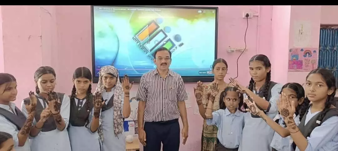 हाथों पर मेहंदी के जरिए मतदान जागरूकता का संदेश दिखाते छात्र और शिक्षक अटरू के विद्यालय में। हाथों पर मेहंदी के जरिए मतदान जागरूकता का संदेश दिखाते छात्र और शिक्षक अटरू के विद्यालय में।