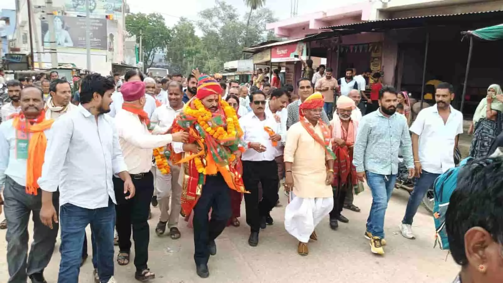 तस्वीर में भंवर सिंह पवार का झाड़ोल क्षेत्र में कार्यकर्ताओं द्वारा स्वागत किया जा रहा है। तस्वीर में भंवर सिंह पवार का झाड़ोल क्षेत्र में कार्यकर्ताओं द्वारा स्वागत किया जा रहा है।
