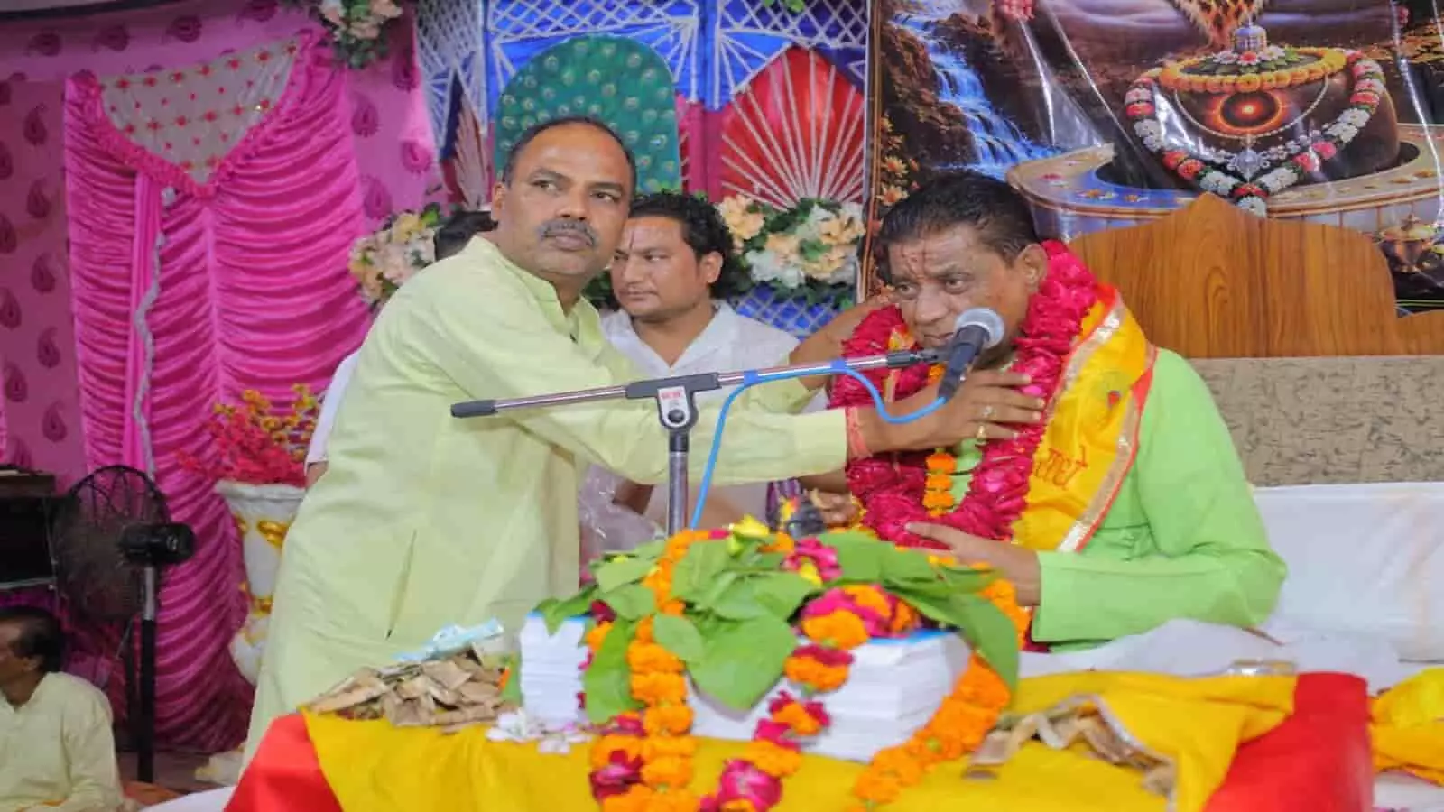 लक्ष्मण मंदिर में शिव महापुराण कथा के दौरान व्यासपीठ पर मौजूद महंत मुरारी लाल पाराशर। लक्ष्मण मंदिर में शिव महापुराण कथा के दौरान व्यासपीठ पर मौजूद महंत मुरारी लाल पाराशर।