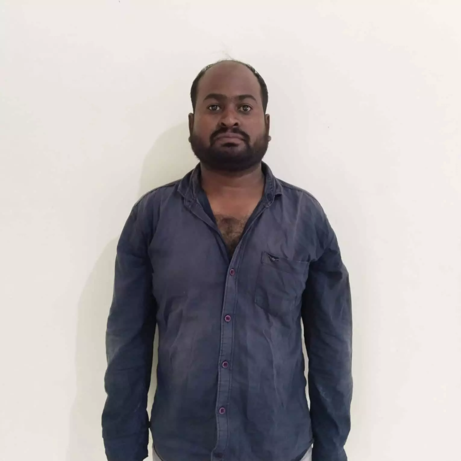 तस्वीर में नीले रंग की शर्ट पहना हुआ युवक सादे बैकग्राउंड के आगे खड़ा नजर आ रहा है। तस्वीर में नीले रंग की शर्ट पहना हुआ युवक सादे बैकग्राउंड के आगे खड़ा नजर आ रहा है।