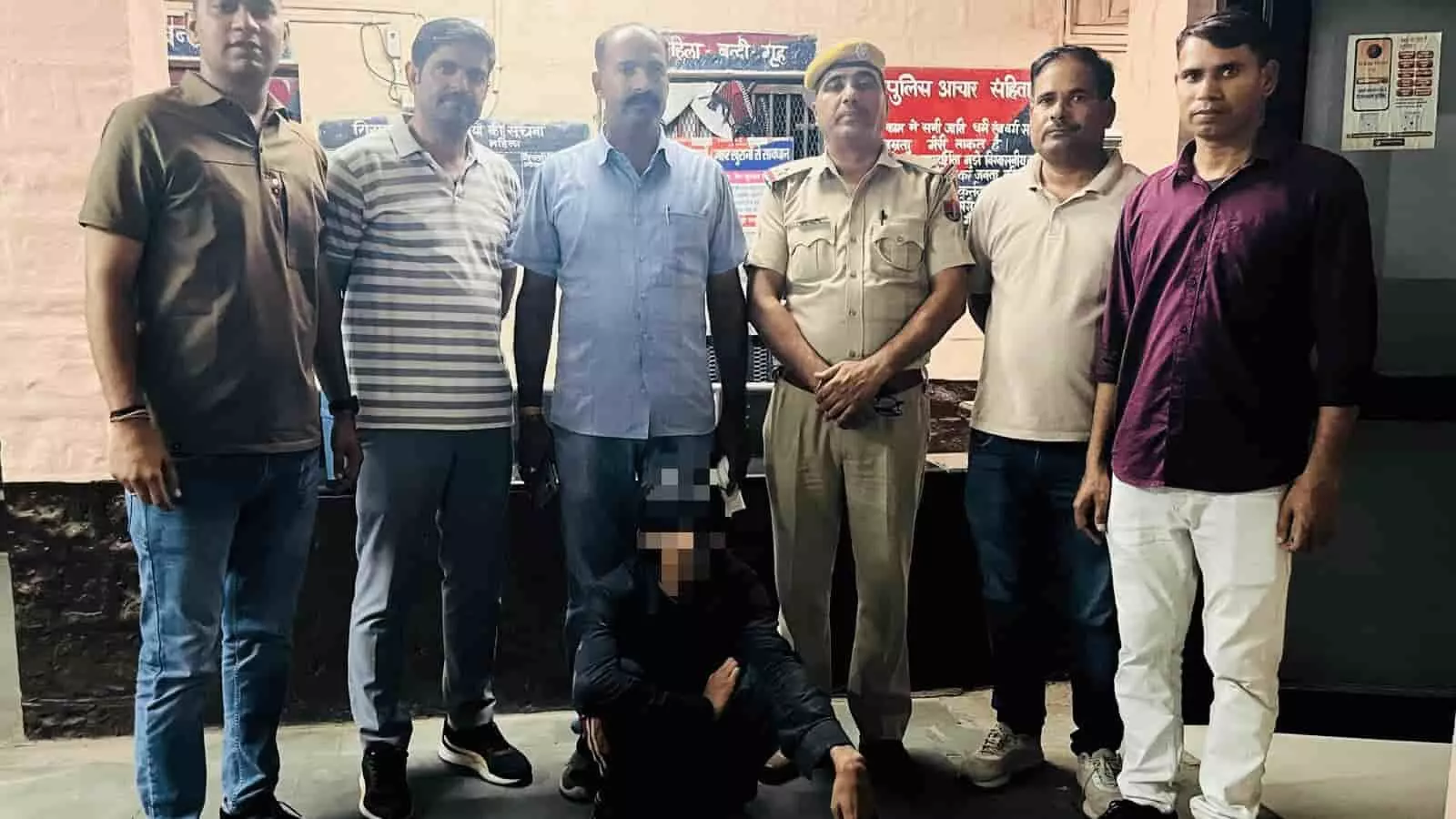 तस्वीर में पुलिस अधिकारी कोटा में गिरफ्तार आरोपी के साथ खड़े दिखाई दे रहे हैं। तस्वीर में पुलिस अधिकारी कोटा में गिरफ्तार आरोपी के साथ खड़े दिखाई दे रहे हैं।