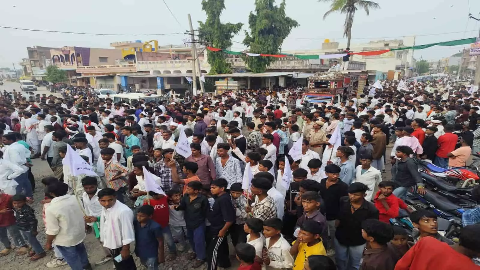 पारसोला में विश्व आदिवासी दिवस के मौके पर सड़कों पर उमड़ी लोगों की भीड़। पारसोला में विश्व आदिवासी दिवस के मौके पर सड़कों पर उमड़ी लोगों की भीड़।
