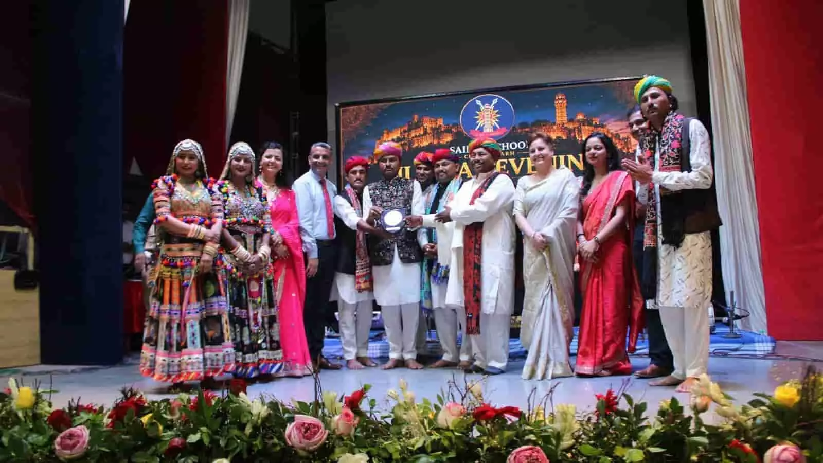 सैनिक स्कूल के सभागार में लोक कलाकारों को सम्मानित करते अधिकारी। सैनिक स्कूल के सभागार में लोक कलाकारों को सम्मानित करते अधिकारी।