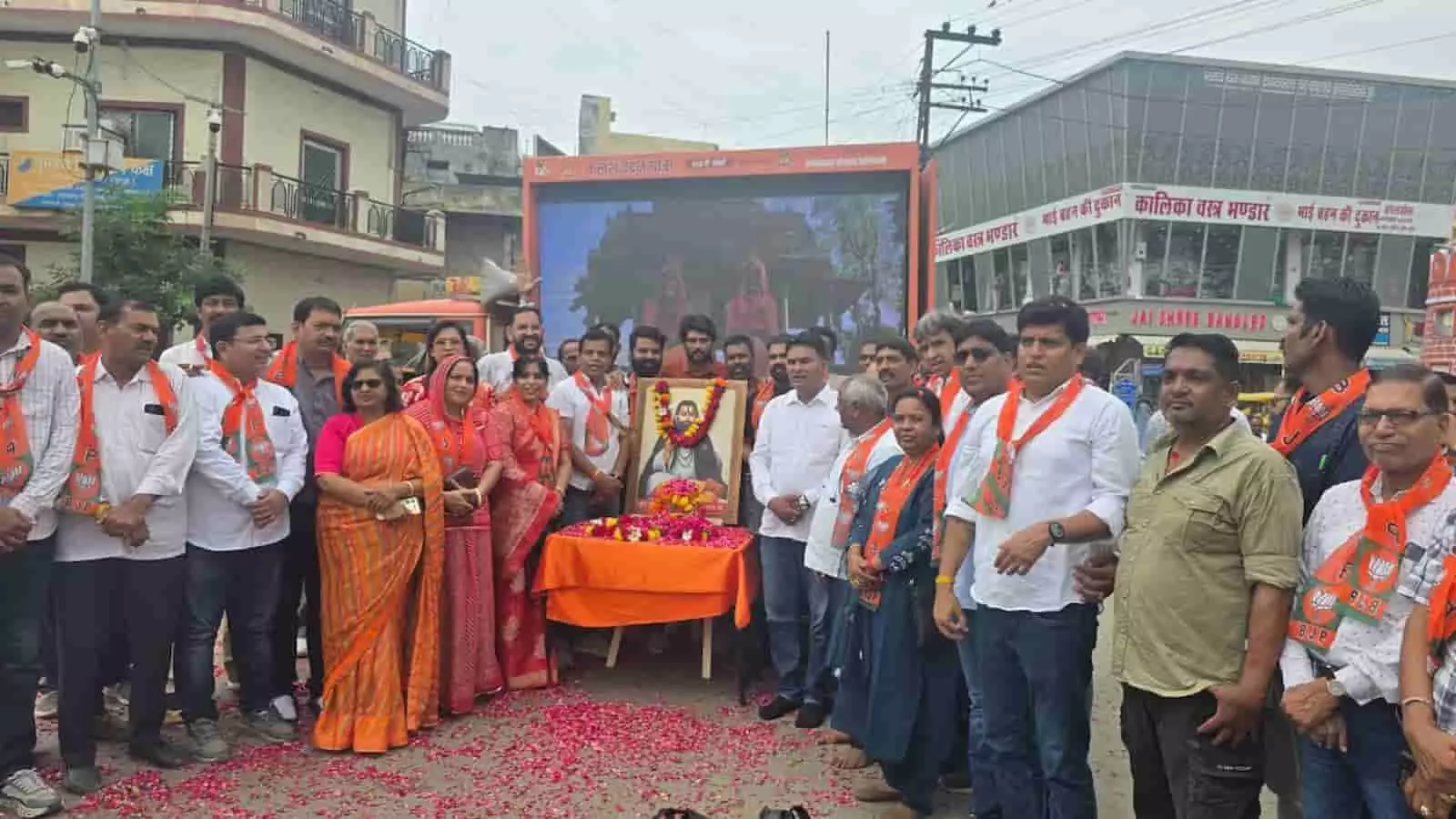 गोल प्याऊ पर संत रैदास की तस्वीर के सामने खड़े भाजपा कार्यकर्ता और नेता। गोल प्याऊ पर संत रैदास की तस्वीर के सामने खड़े भाजपा कार्यकर्ता और नेता।