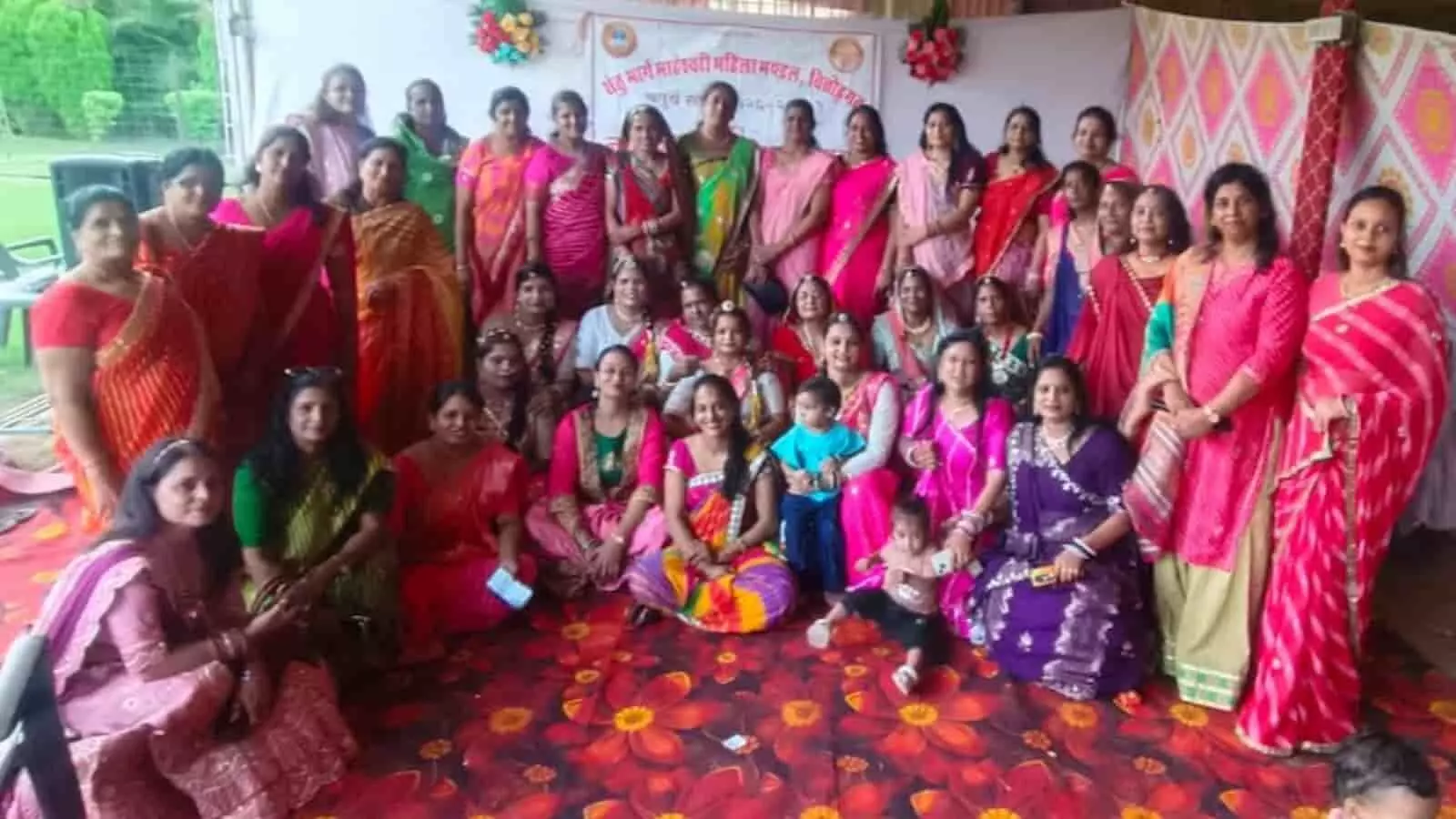 पारंपरिक परिधानों में सजी महिलाओं का समूह सावन उत्सव के कार्यक्रम में नजर आ रहा है। पारंपरिक परिधानों में सजी महिलाओं का समूह सावन उत्सव के कार्यक्रम में नजर आ रहा है।