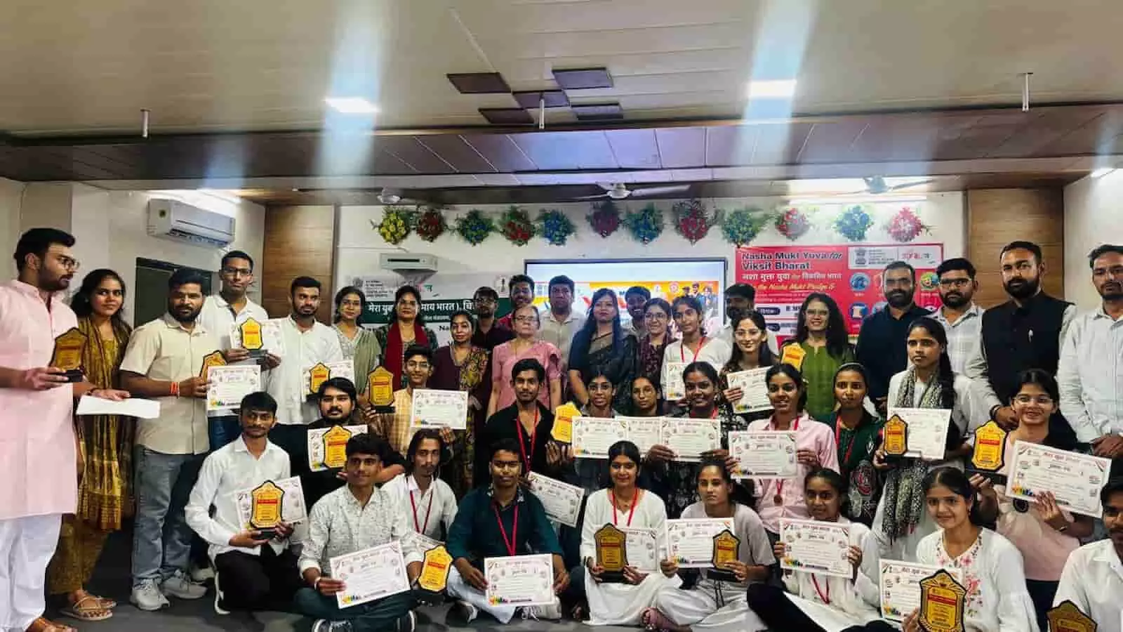 तस्वीर में नशामुक्त युवा कार्यक्रम के विजेता प्रतिभागी और अतिथि मंच पर नजर आ रहे हैं। तस्वीर में नशामुक्त युवा कार्यक्रम के विजेता प्रतिभागी और अतिथि मंच पर नजर आ रहे हैं।