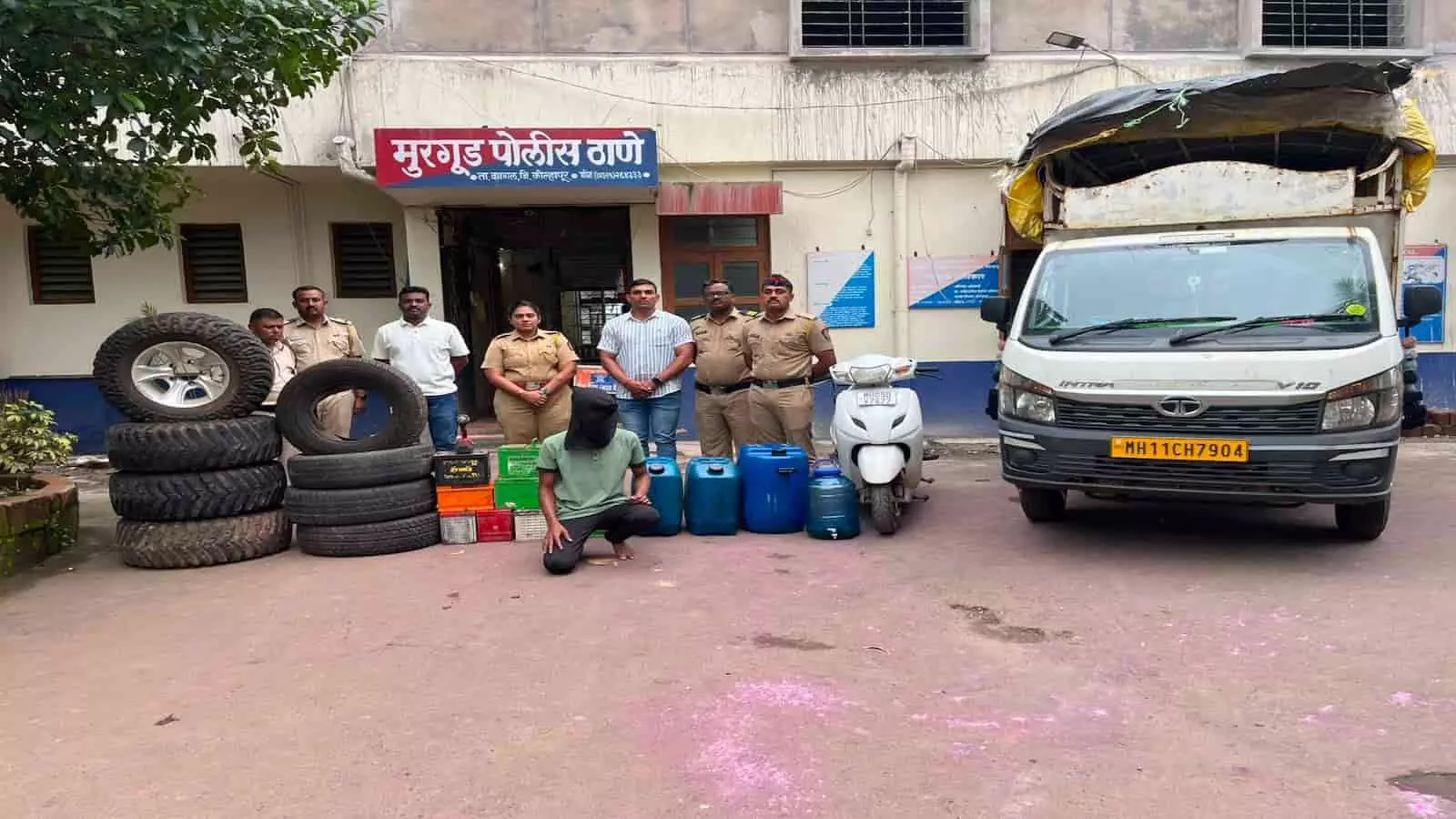 तस्वीर में मुरगुड पुलिस थाने के सामने पुलिसकर्मी और बरामद चोरी का सामान दिख रहा है। तस्वीर में मुरगुड पुलिस थाने के सामने पुलिसकर्मी और बरामद चोरी का सामान दिख रहा है।